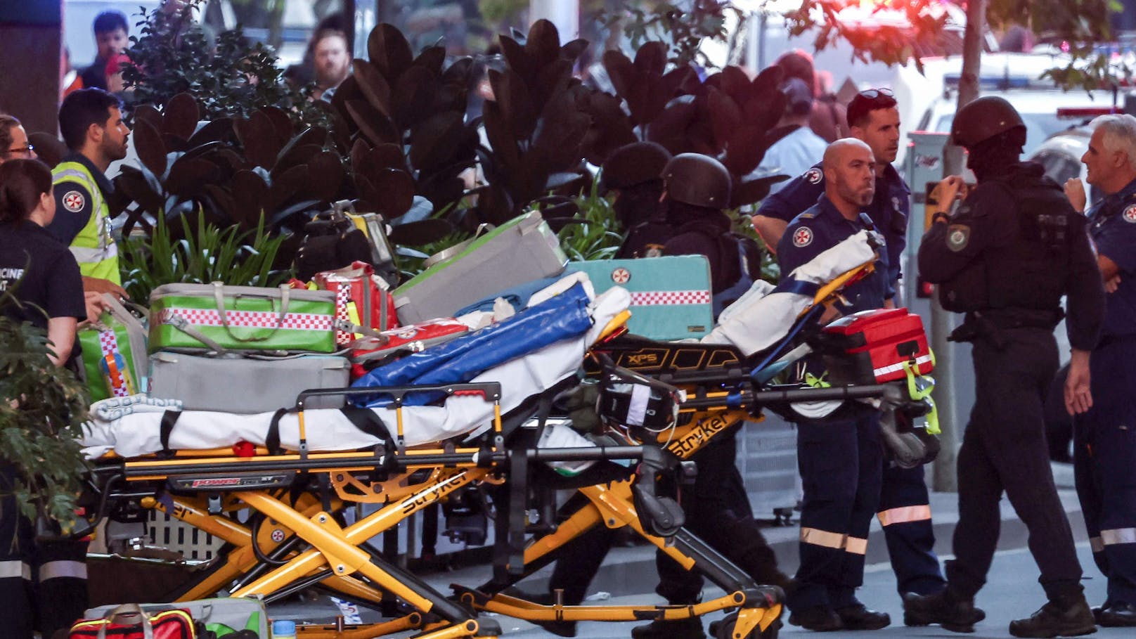 In der australischen Großstadt hat ein Mann in einem Shoppingcenter offenbar wahllos Personen angegriffen. Zeugen berichten auch von Schüssen. Mehrere Menschen sind bei der Attacke ums Leben gekommen.