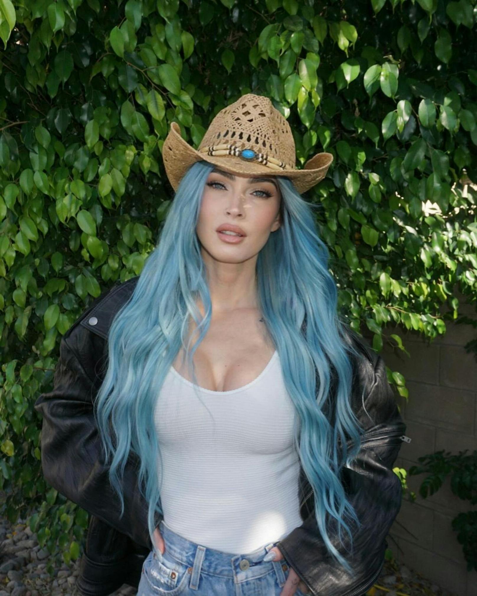 Für den ersten Tag des Coachella Festivals in L.A. zeigte sich Megan Fox mit langen blauen Locken.