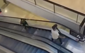 Hier stellt sich ein Passant dem mutmaßlichen Täter.