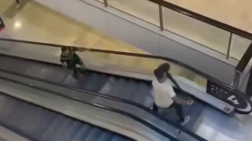 Hier stellt sich ein Passant dem mutmaßlichen Täter.