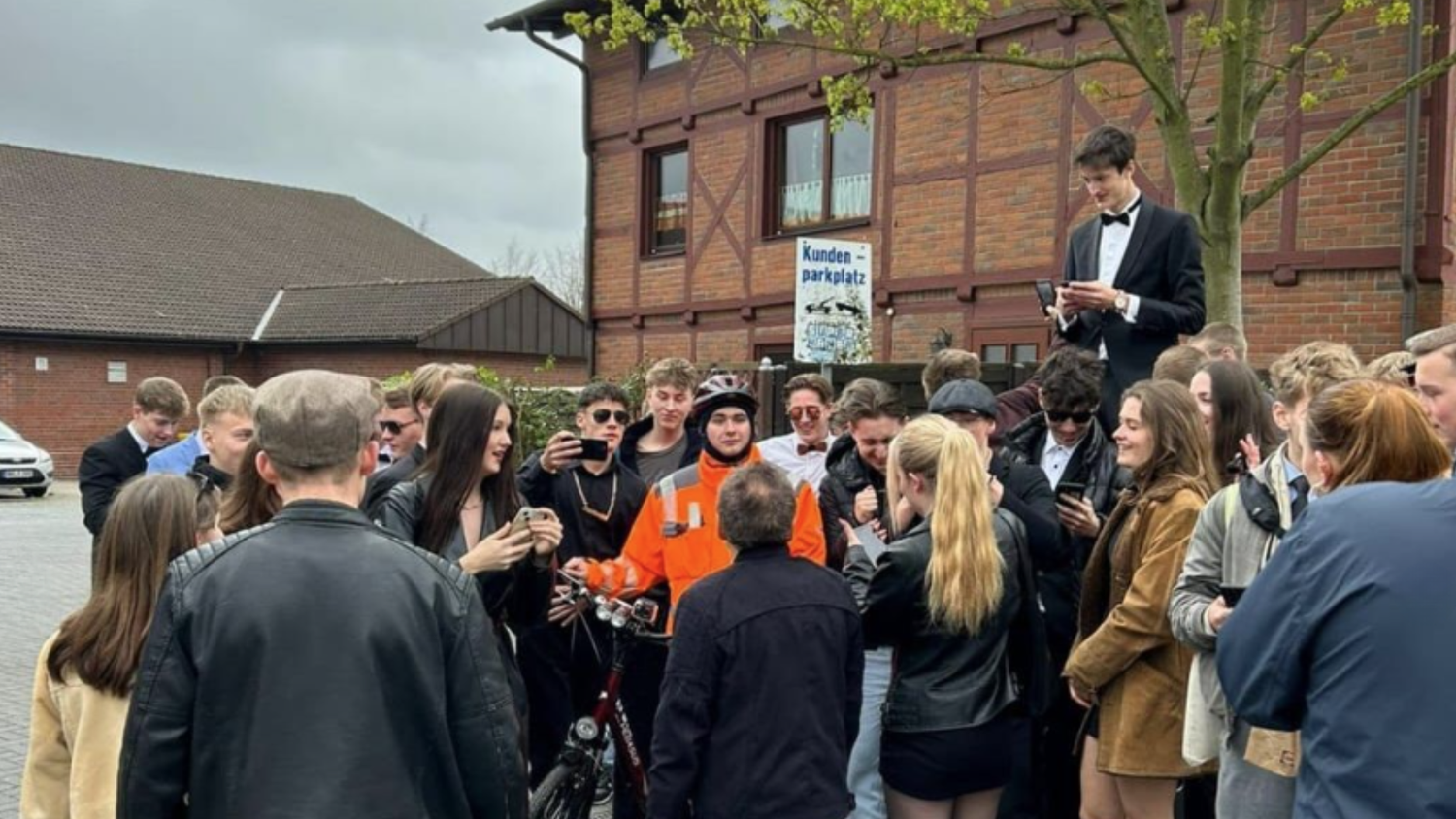 Social Media-Star: Beim Besuch von Niclas M.&nbsp; bildete sich eine regelrechte Menschenmenge.