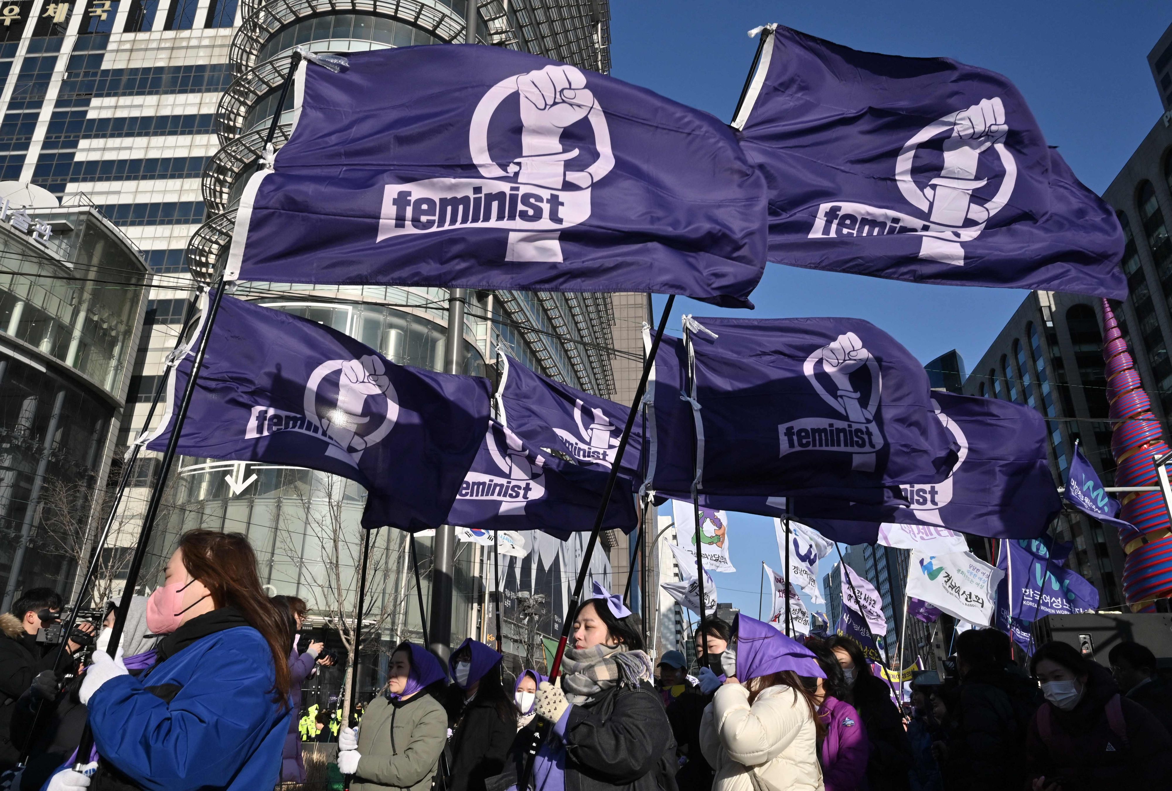Download von www.picturedesk.com am 13.04.2024 (20:36).  South Korean women carry flags reading 