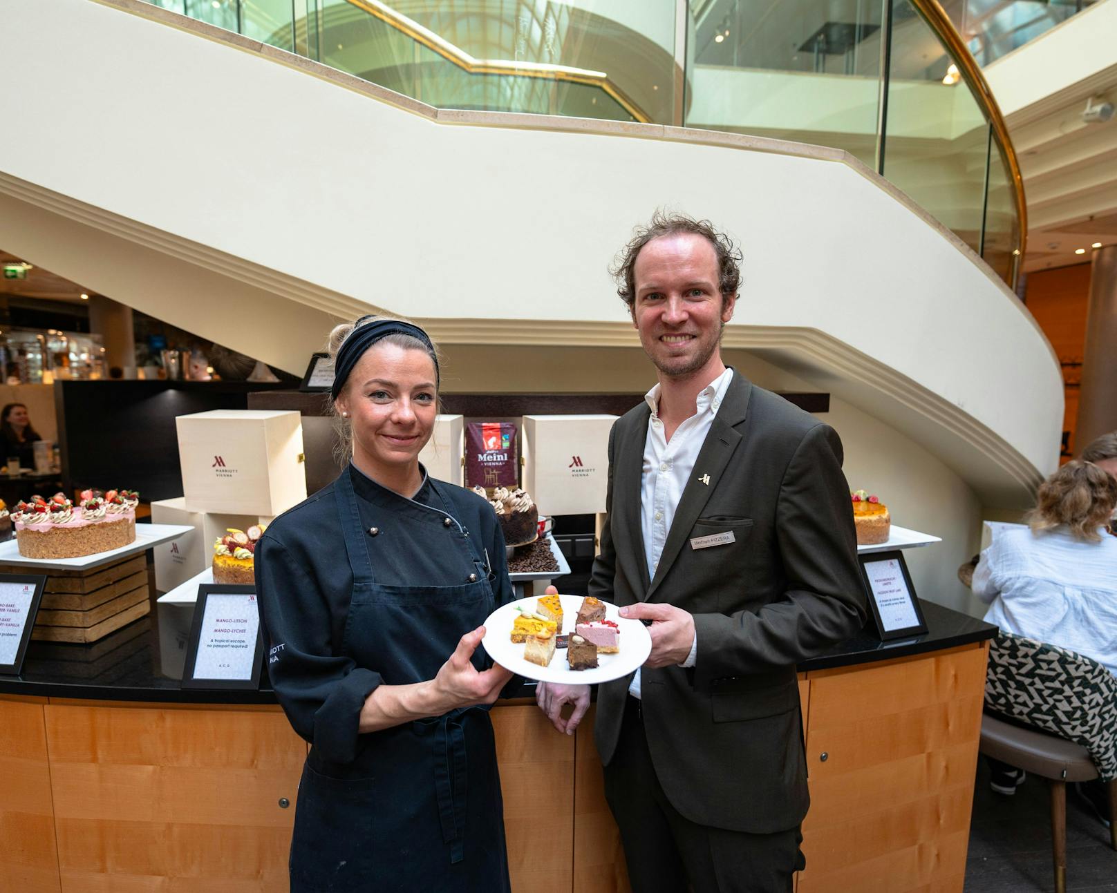 Chef Patissière Denise Koppensteiner und Food &amp; Beverage Director Wolfram Pizzera vom Vienna Marriott Hotel.