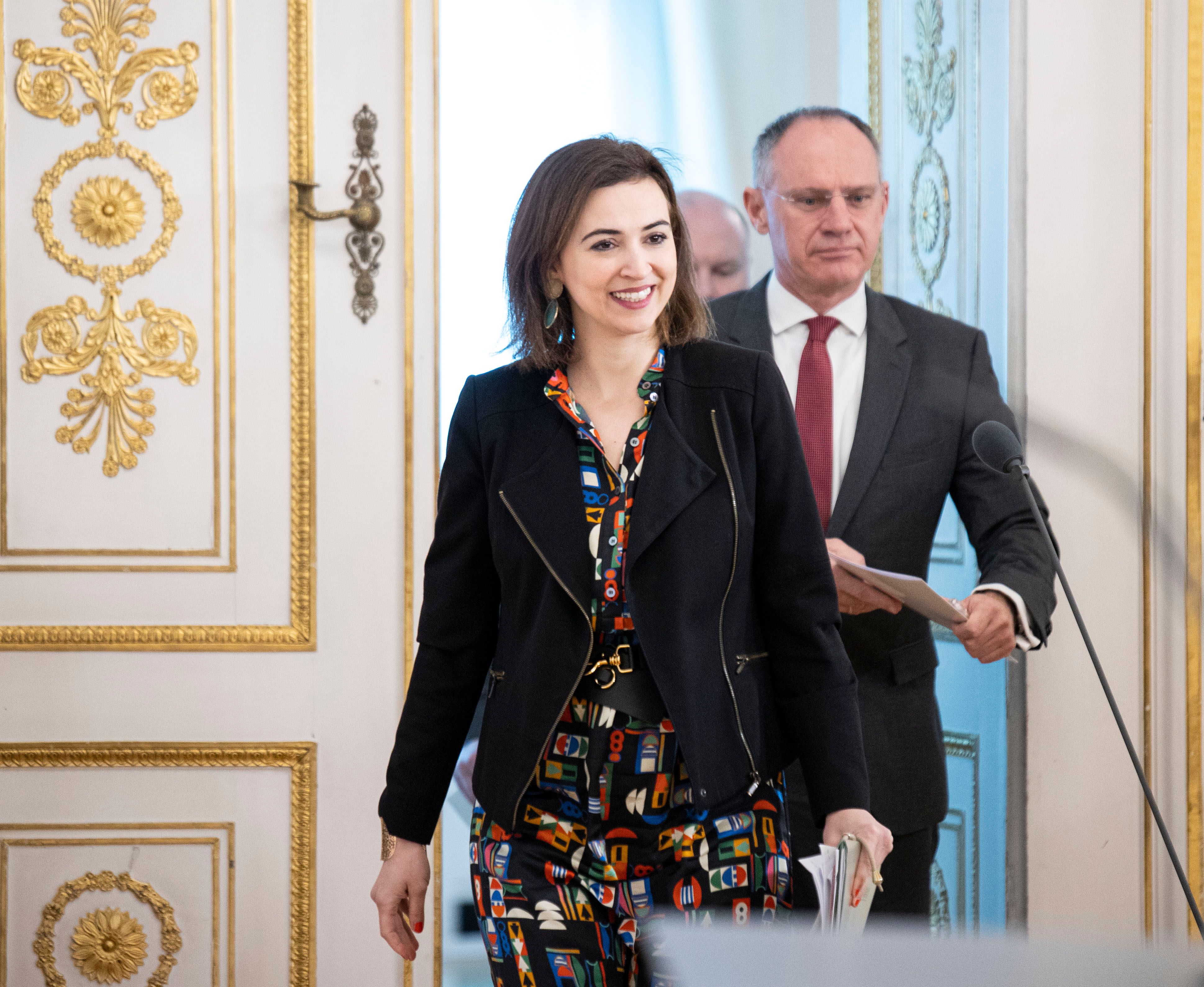 Bei der Messenger-Überwachung geht Justizministerin Zadić nun auf die ÖVP und Innenminister Karner zu.