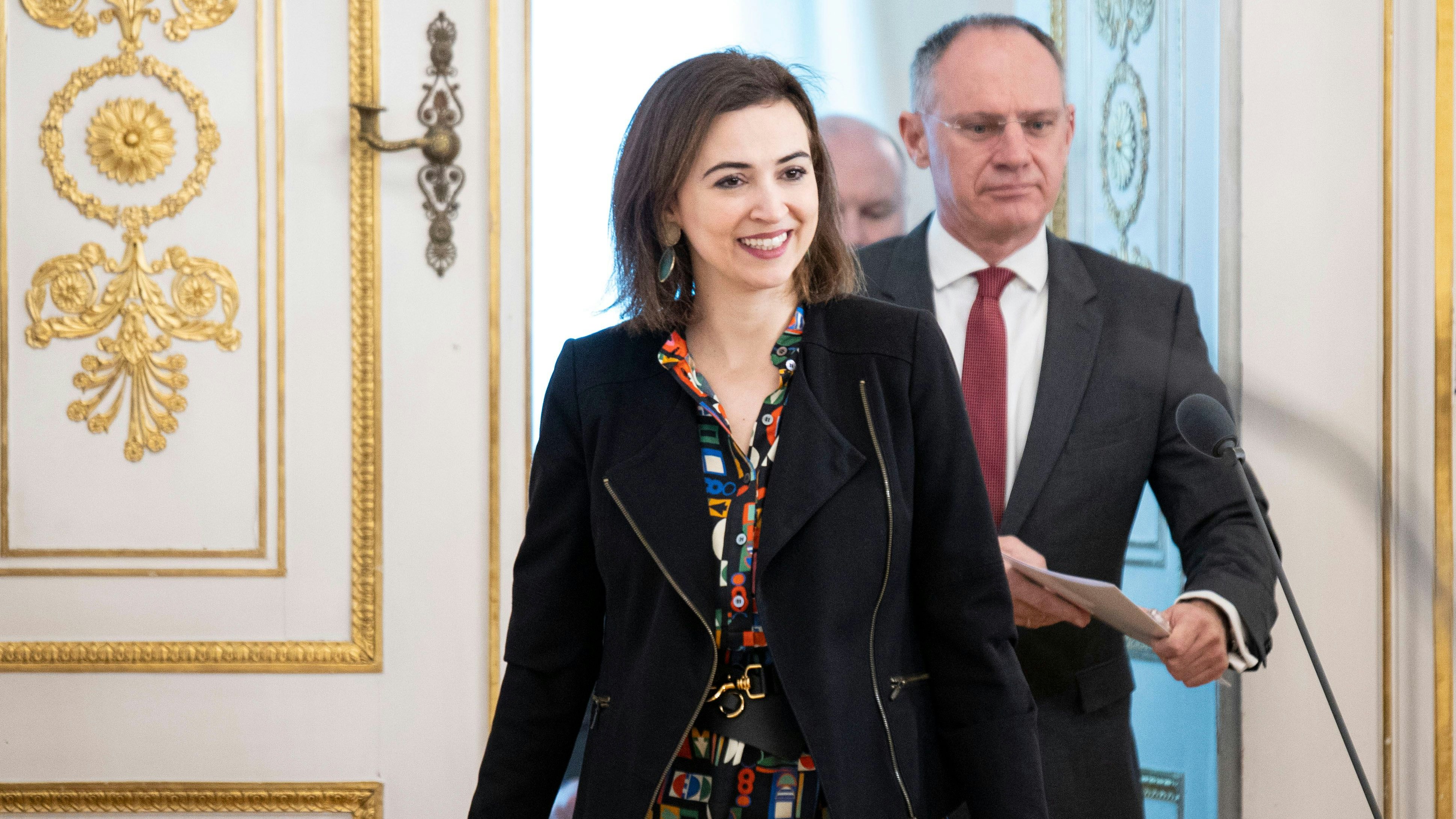 Download von www.picturedesk.com am 13.04.2024 (19:12).  Pressefoyer im Bundeskanzleramt nach dem Ministerrat in Wien. Im Bild: (V.l.n.r.) Justizministerin Alma Zadic (GRÜNE) sowie Innenminister Gerhard Karner (ÖVP). Wien, Österreich. 08.03.2023 // Press conference in the Federal Chancellery in Vienna, Austria: Press Foyer after the Council of Ministers. Picture: (F.l.t.r.) Justice Minister Alma Zadic (GREEN) and Minister of the Interior Gerhard Karner (OEVP). Vienna, Austria. March 8th, 2023 - 20230308_PD3389 - Rechteinfo: Rights Managed (RM)