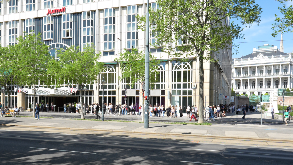 Wie in den vergangenen Jahren war die Schlange beeindruckend. Sie reichte zweimal um den Block herum.