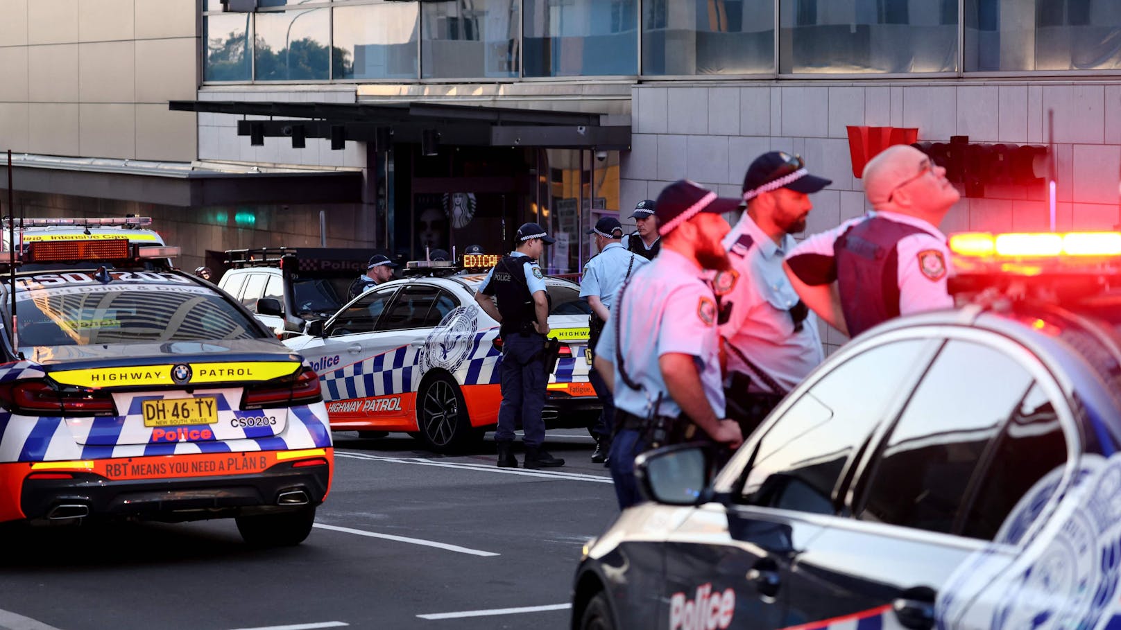 In der australischen Großstadt hat ein Mann in einem Shoppingcenter offenbar wahllos Personen angegriffen. Zeugen berichten auch von Schüssen. Mehrere Menschen sind bei der Attacke ums Leben gekommen.