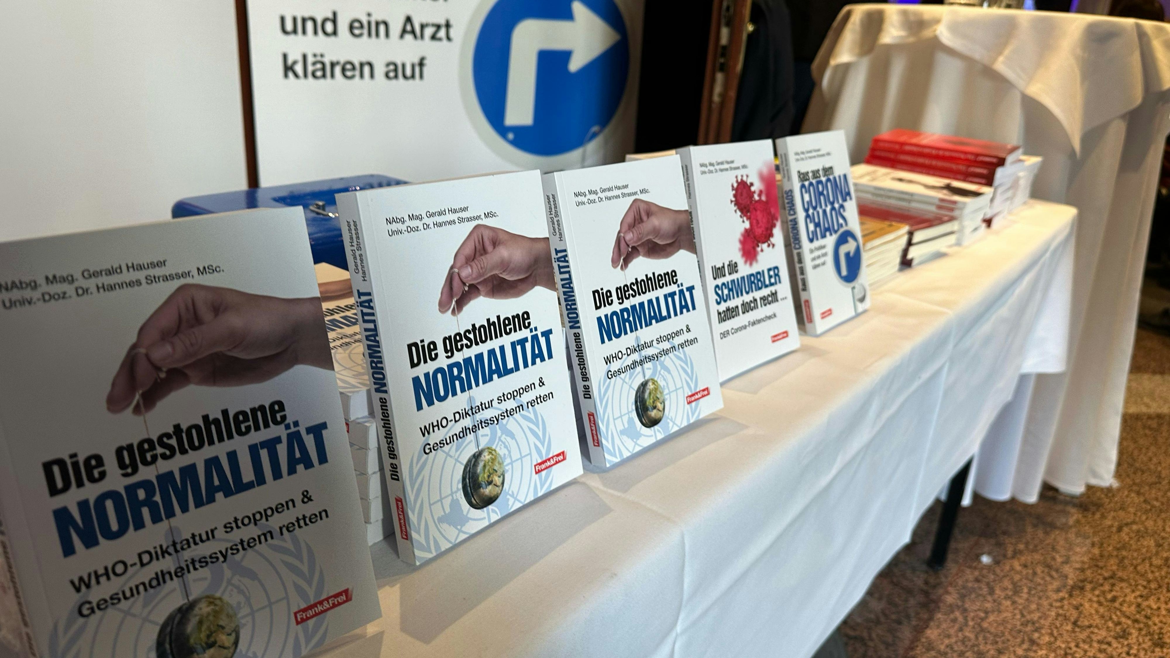 Vor dem Veranstaltungssaal gab es zahlreiche Bücher der Gäste zu kaufen.