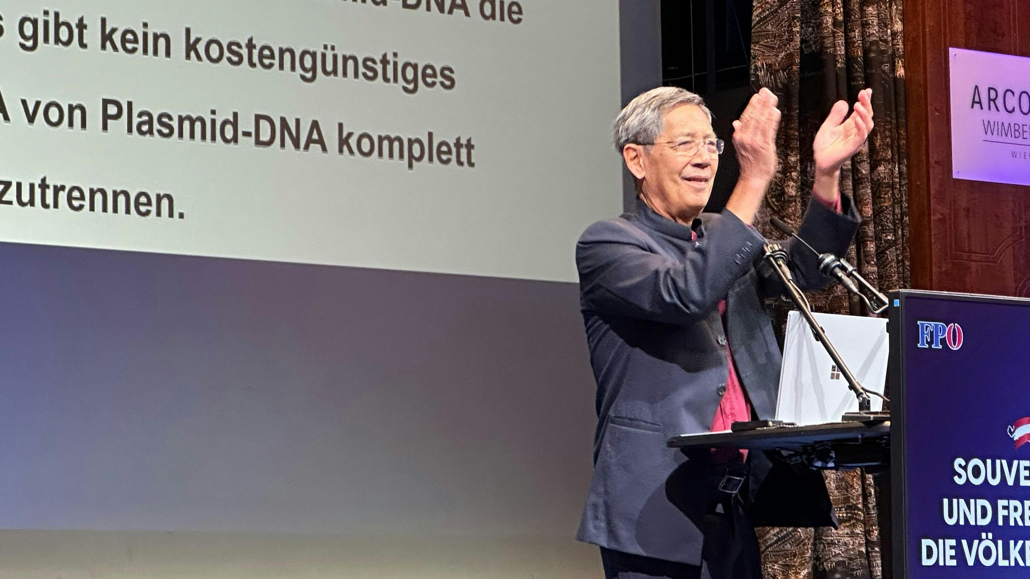 Sucharit Bhakdi applaudiert auch das Publikum für ihren Einsatz während der Pandemie.