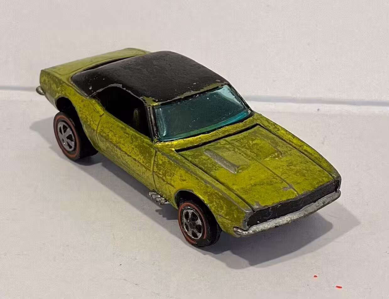 Das ist ein verchromter Chevrolet Camaro, eines von nur 20 Spielzeugautos mit dieser speziellen Lackierung. Entsprechend teuer wird er auf eBay verkauft.