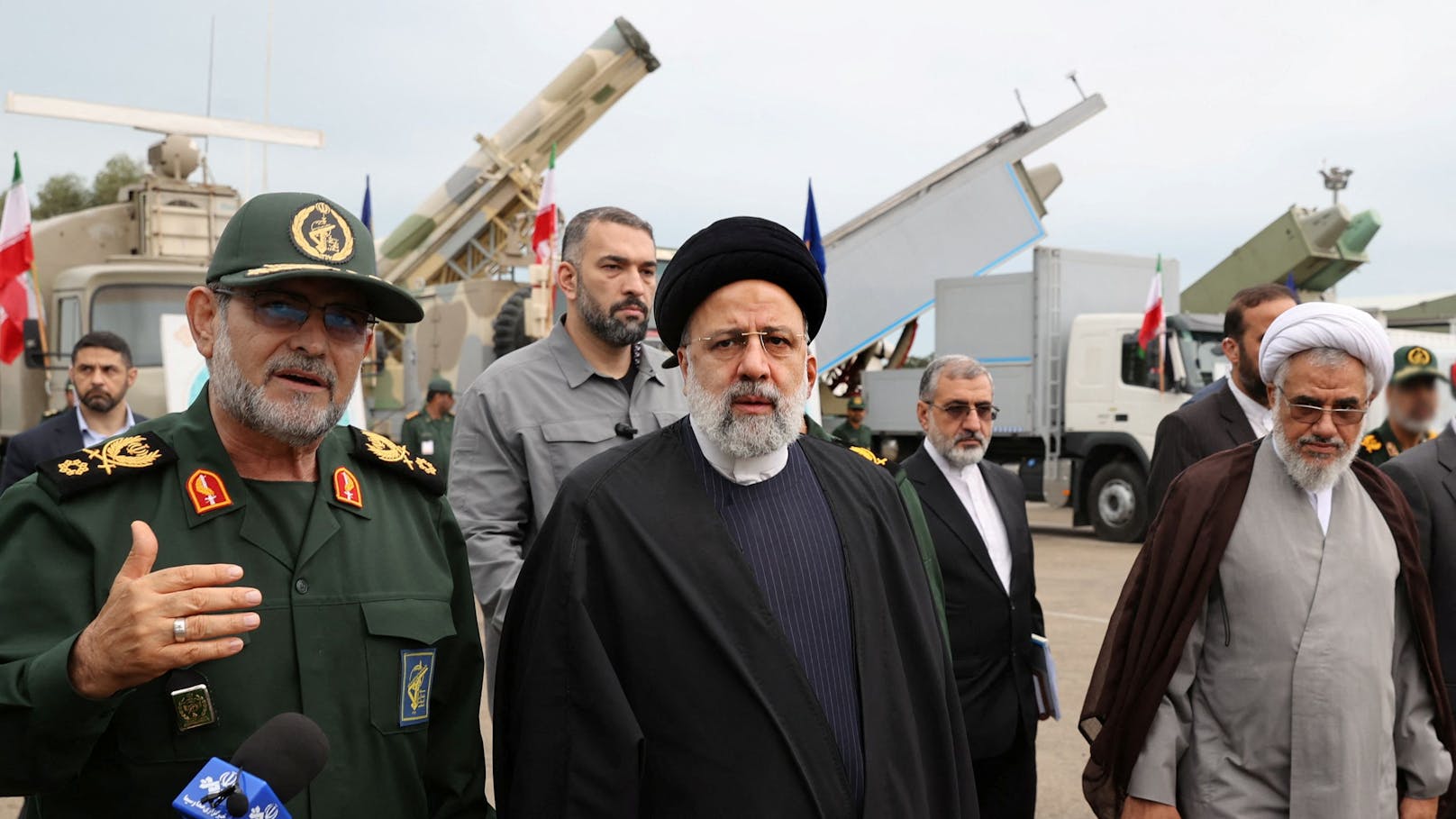 Vor dem Raketenangriff hatte Irans Präsident Ebrahim Raisi (Mitte) Israel gewarnt.