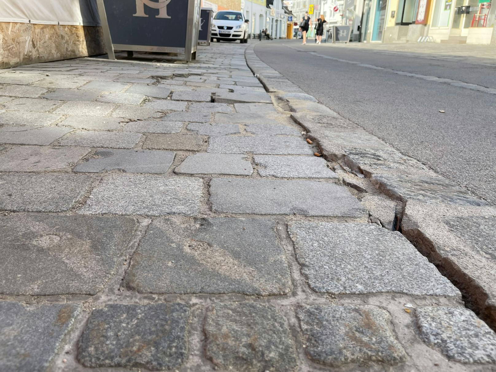 Auch die Straße vor der Baustelle wurde beschädigt. Mehrere Zentimeter breite und tiefe Risse sind in der Sparkassegasse sichtbar.