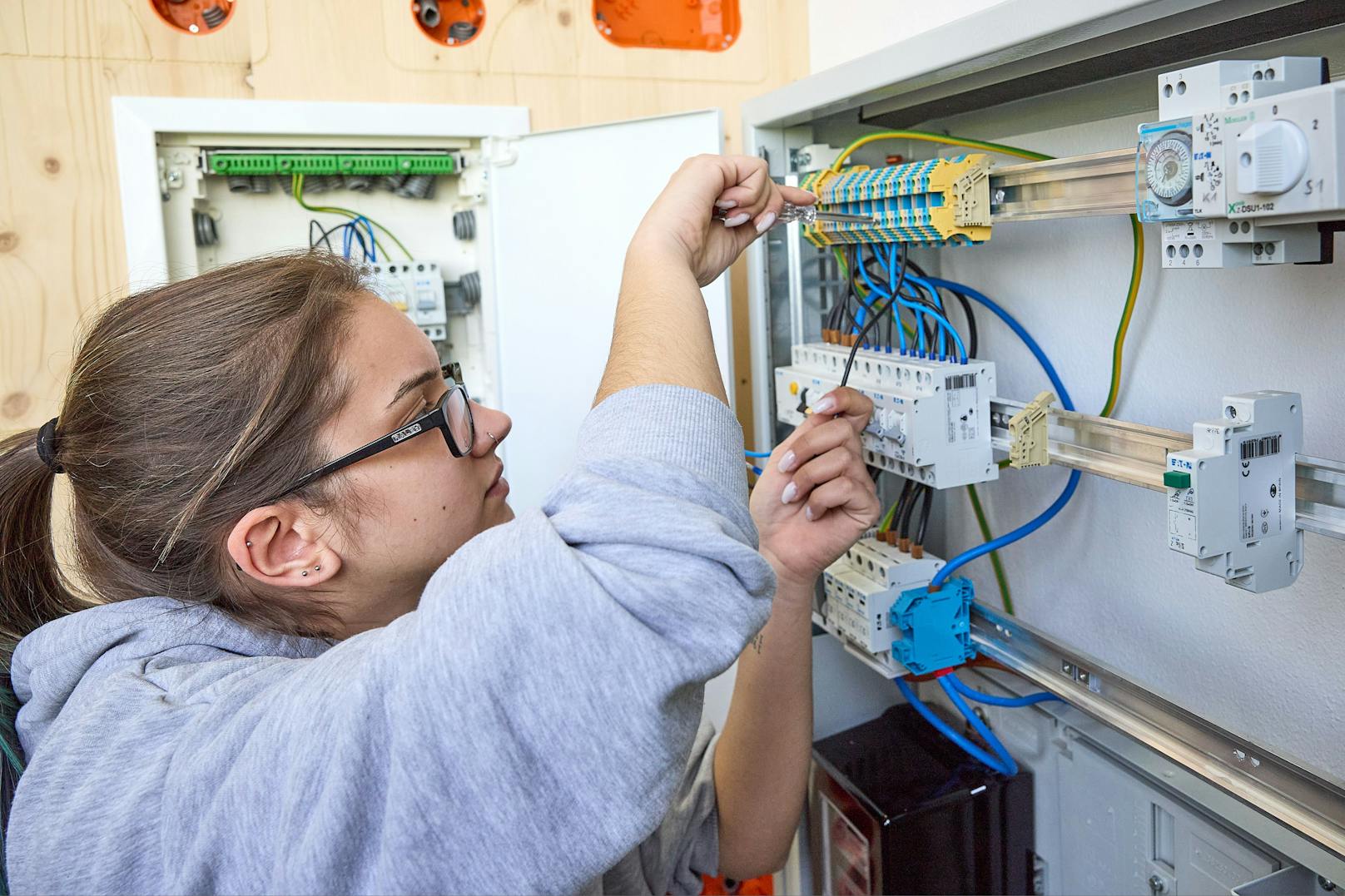 Elektrische Installationen stehen ebenfalls am Lehrplan der Auszubildenden.