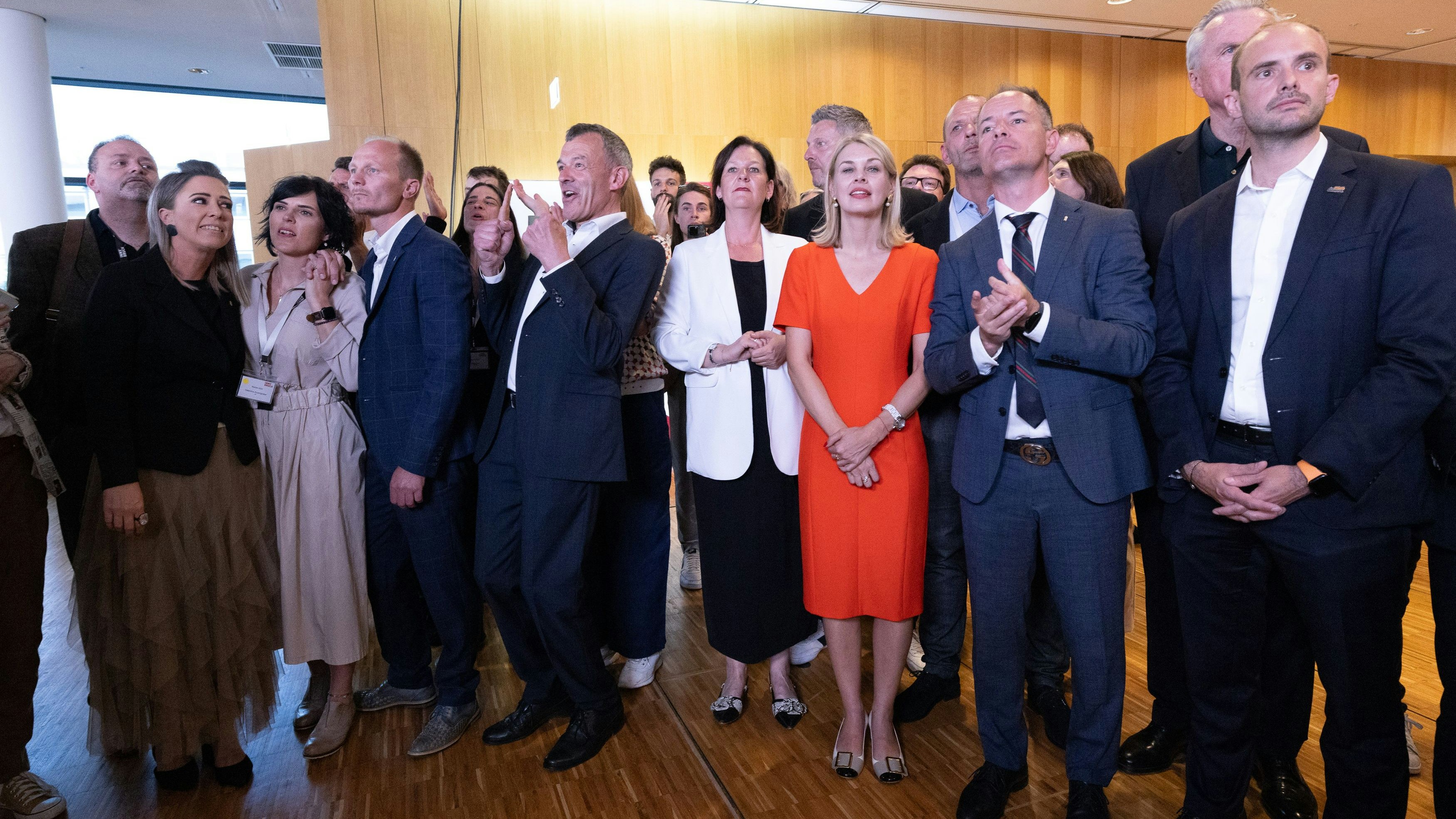 Die Spitzenkandidaten Hannes Anzengruber (Ja - Jetzt Innsbruck), Georg Willi (die Grünen), Andrea Haselwanter-Schneider (Liste Fritz), Elli Mayr (SPÖ), Markus Lassenberger (FPÖ) und Florian Tursky (das neue Innsbruck, ÖVP) am Wahlabend.