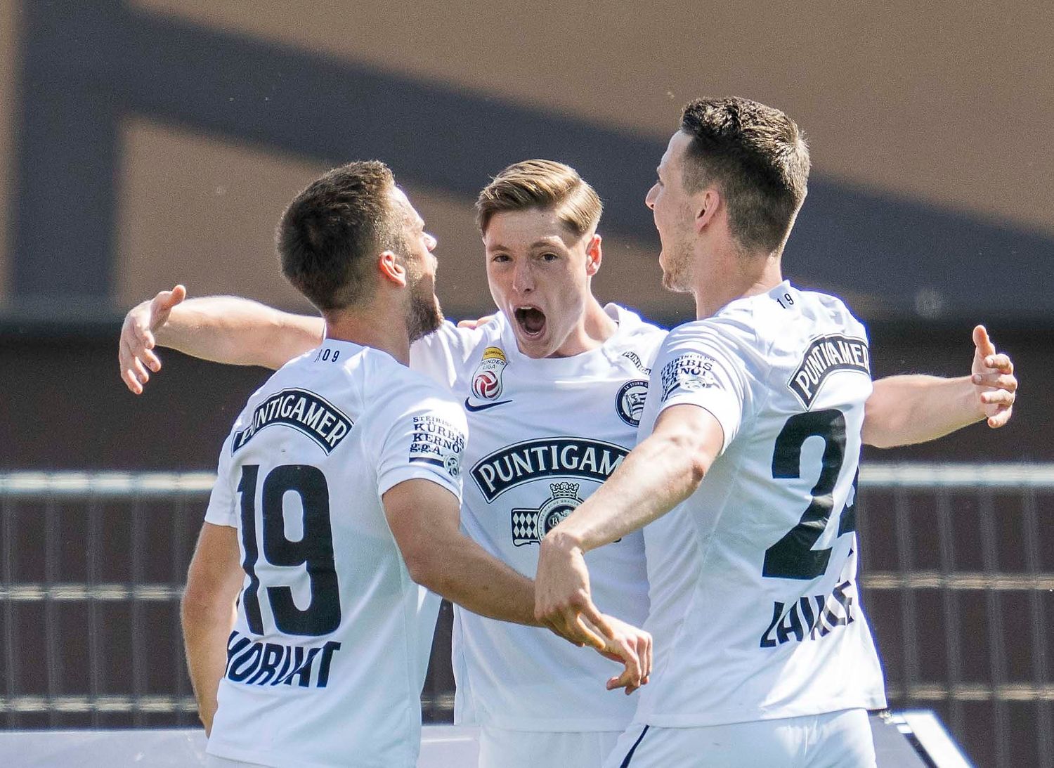 Sturm jubelt über das 1:0 durch Alexander Prass (Mitte).