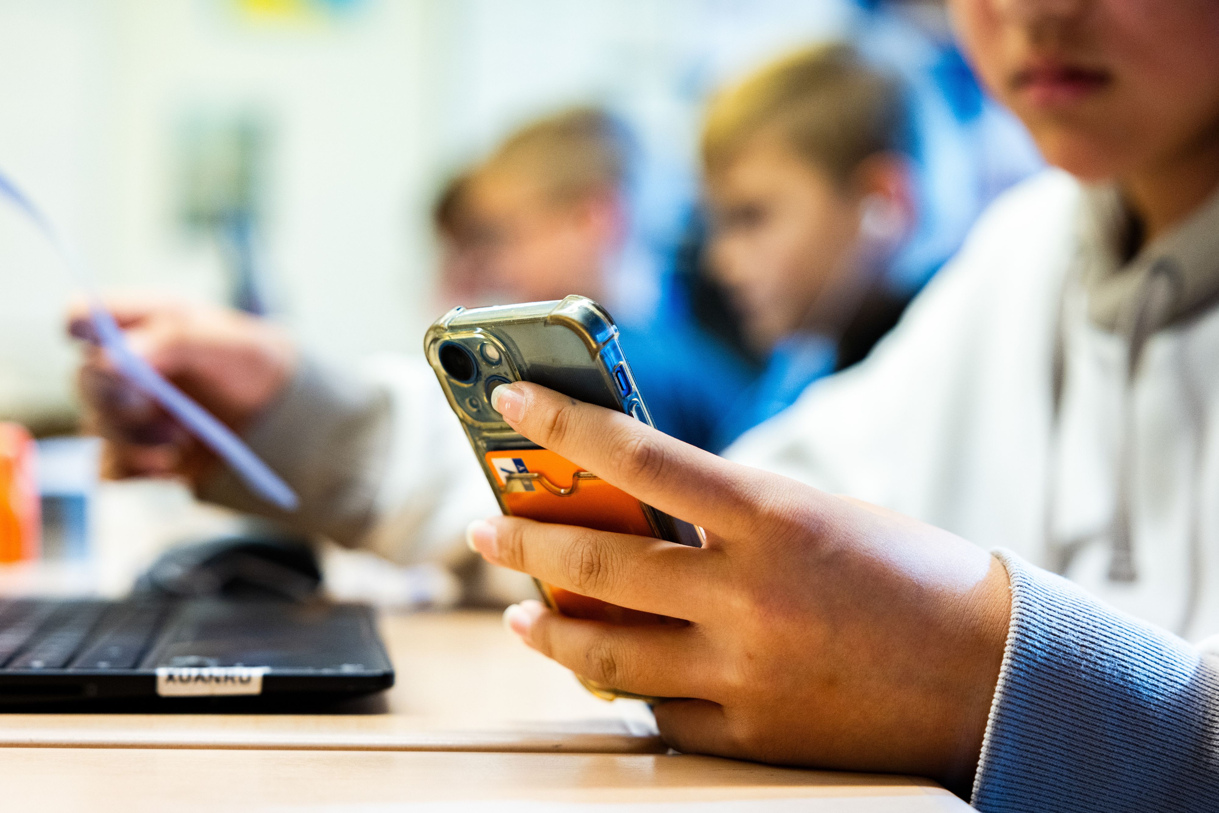 Schüler wurde Handy abgenommen, nun bekam er sein Smartphone ersetzt.