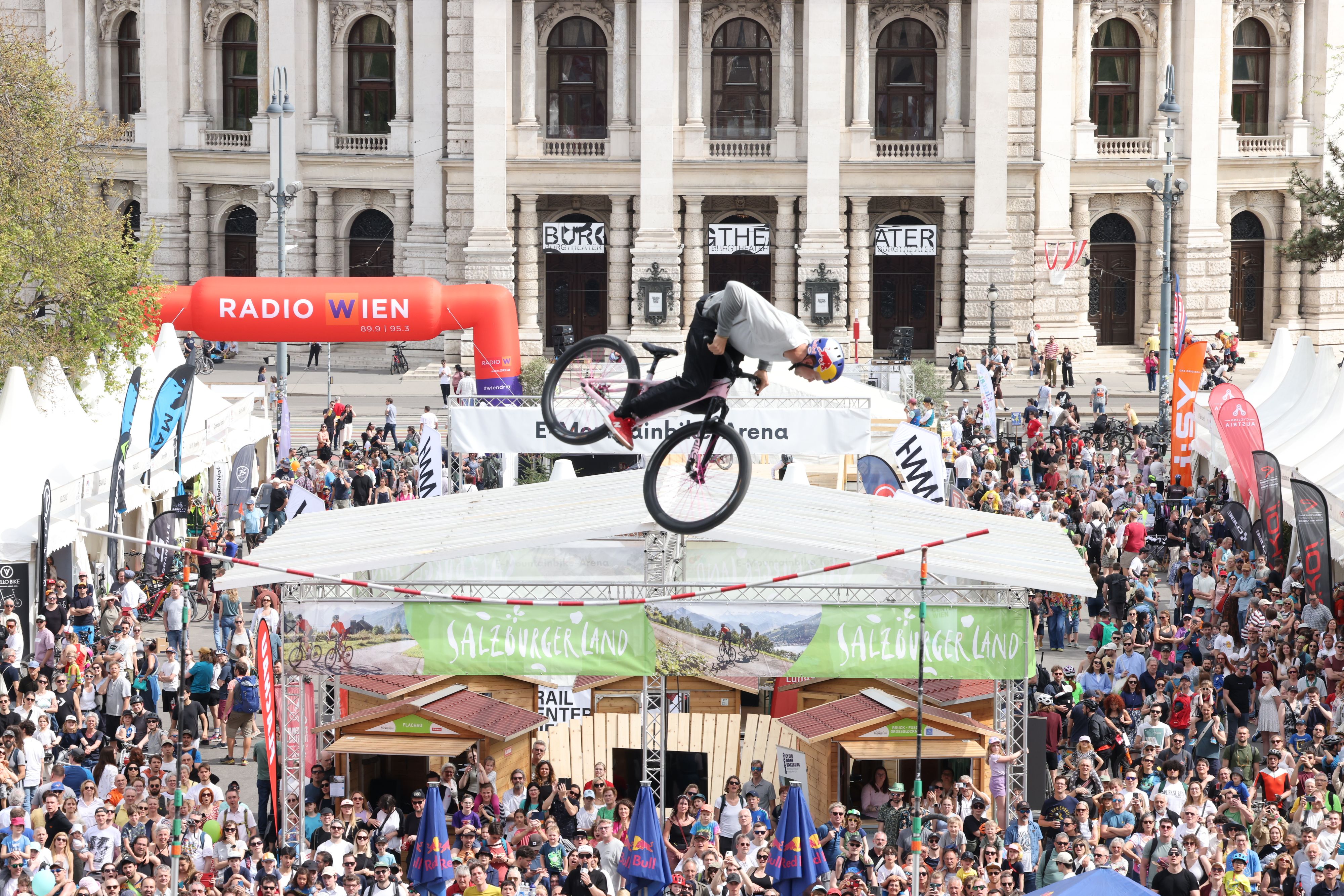 Beim Dirt Battle Vienna zeigten talentierte Biker ihre Stunts in schwindelerregenden Höhen.