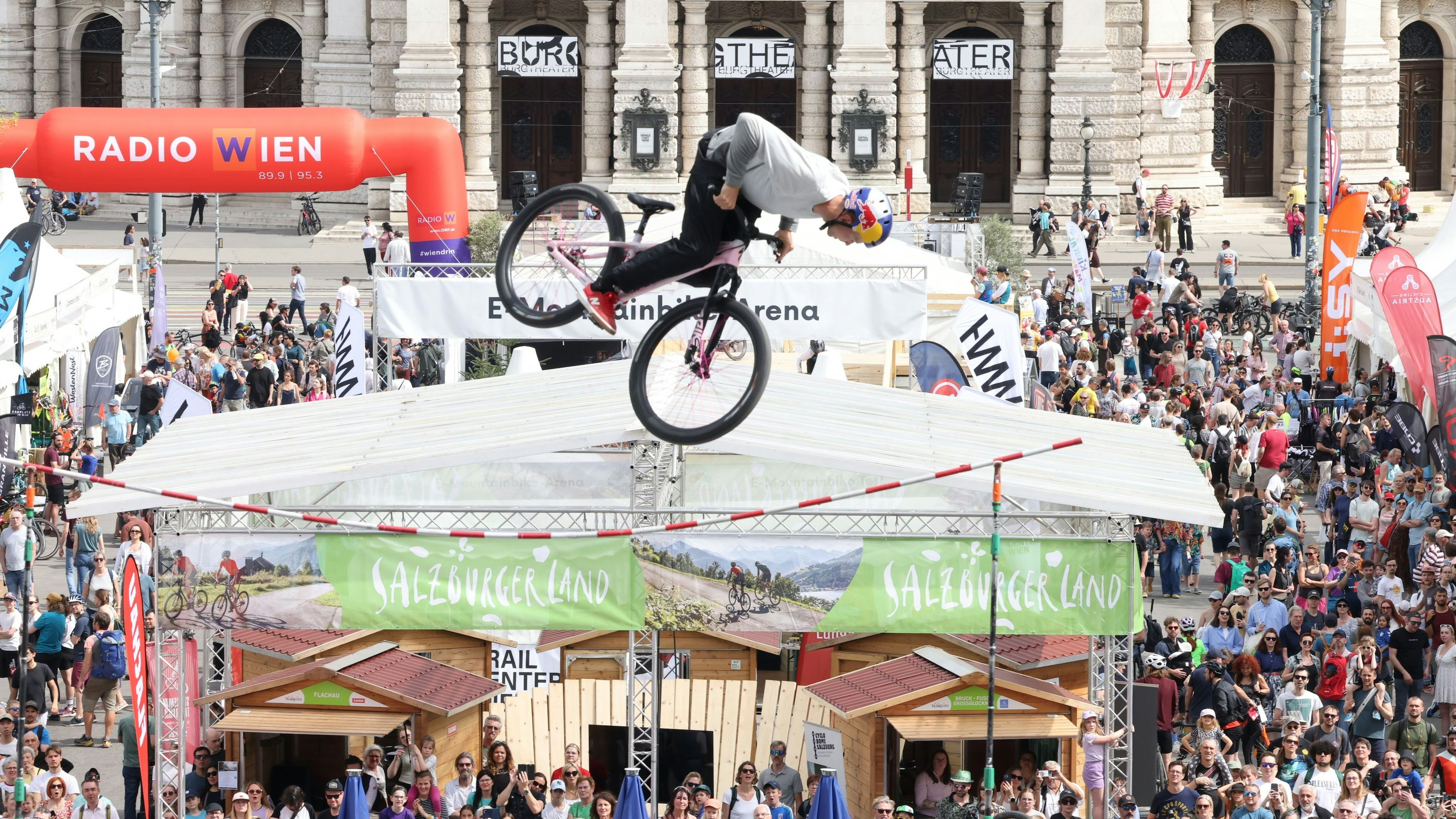 Beim Dirt Battle Vienna zeigten talentierte Biker ihre Stunts in luftigen Höhen.
