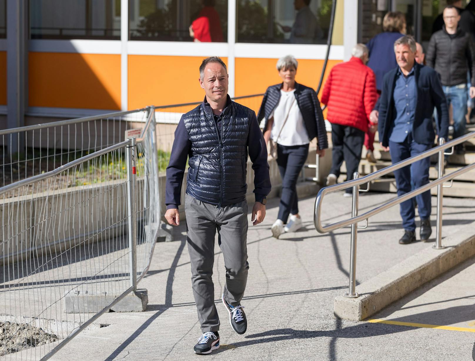 Familienausflug: Gemeinsam mit seiner Mutter und seinem besten Freund aus Jugendzeiten erledigte FPÖ-Kandidat Markus Lassenberger den Gang zur Wahlurne.