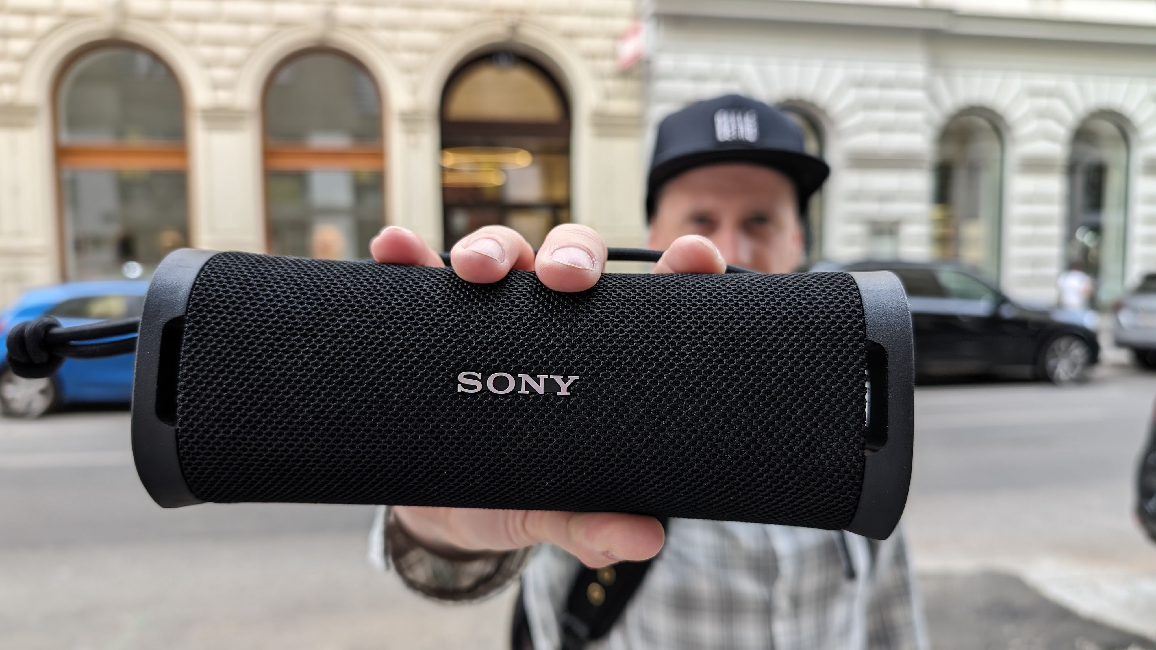 Durch das geringe Gewicht, den guten Schutz und die flexible Aufstellbarkeit ist Sonys ULT Field 1 ein guter Ausflugs-Begleiter.