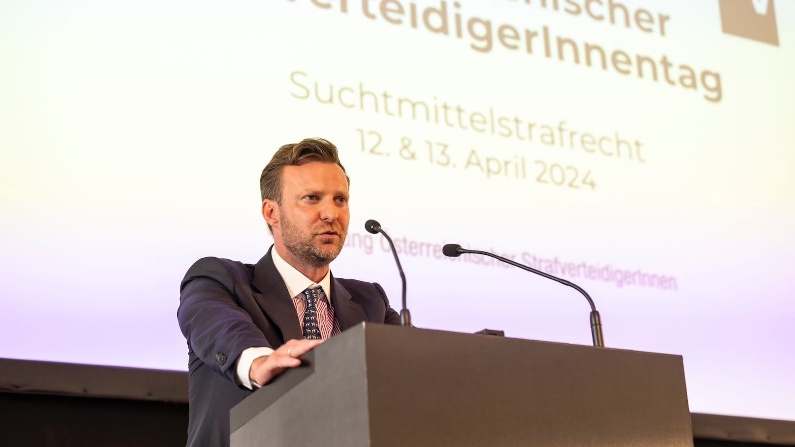 Gastgeber, Moderator und Präsident der Vereinigung Österreichischer StrafverteidigerInnen in Personalunion: Star-Anwalt Philipp Wolm.
