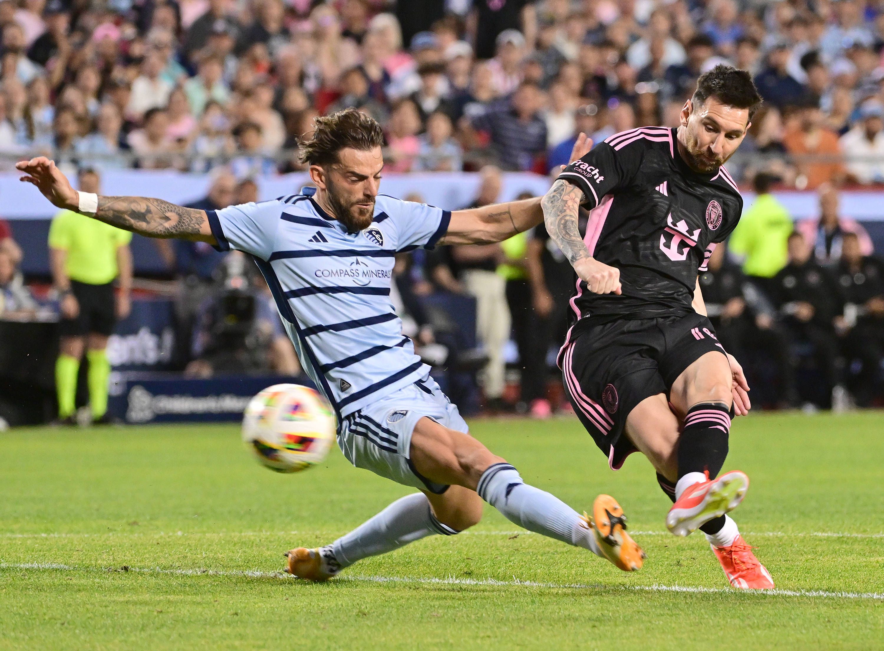 Lionel Messi gegen Kansas-Verteidiger Tim Leibold