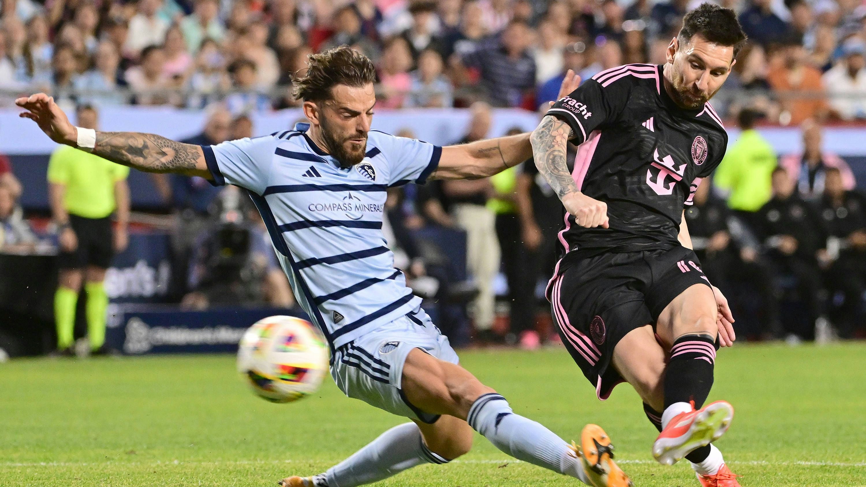 Lionel Messi gegen Kansas-Verteidiger Tim Leibold.