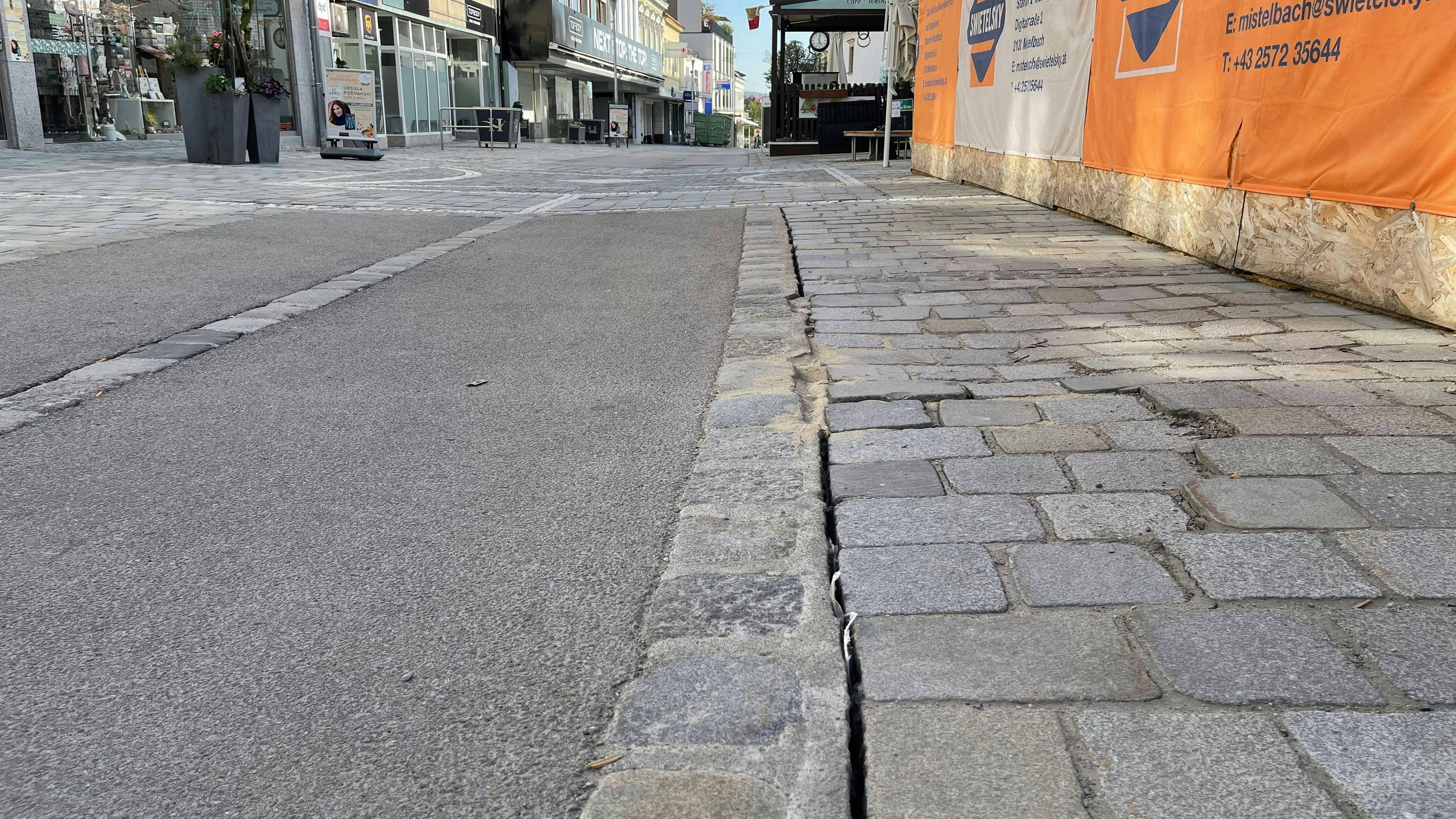 Auch auf der Straße sind tiefe Risse zu sehen.