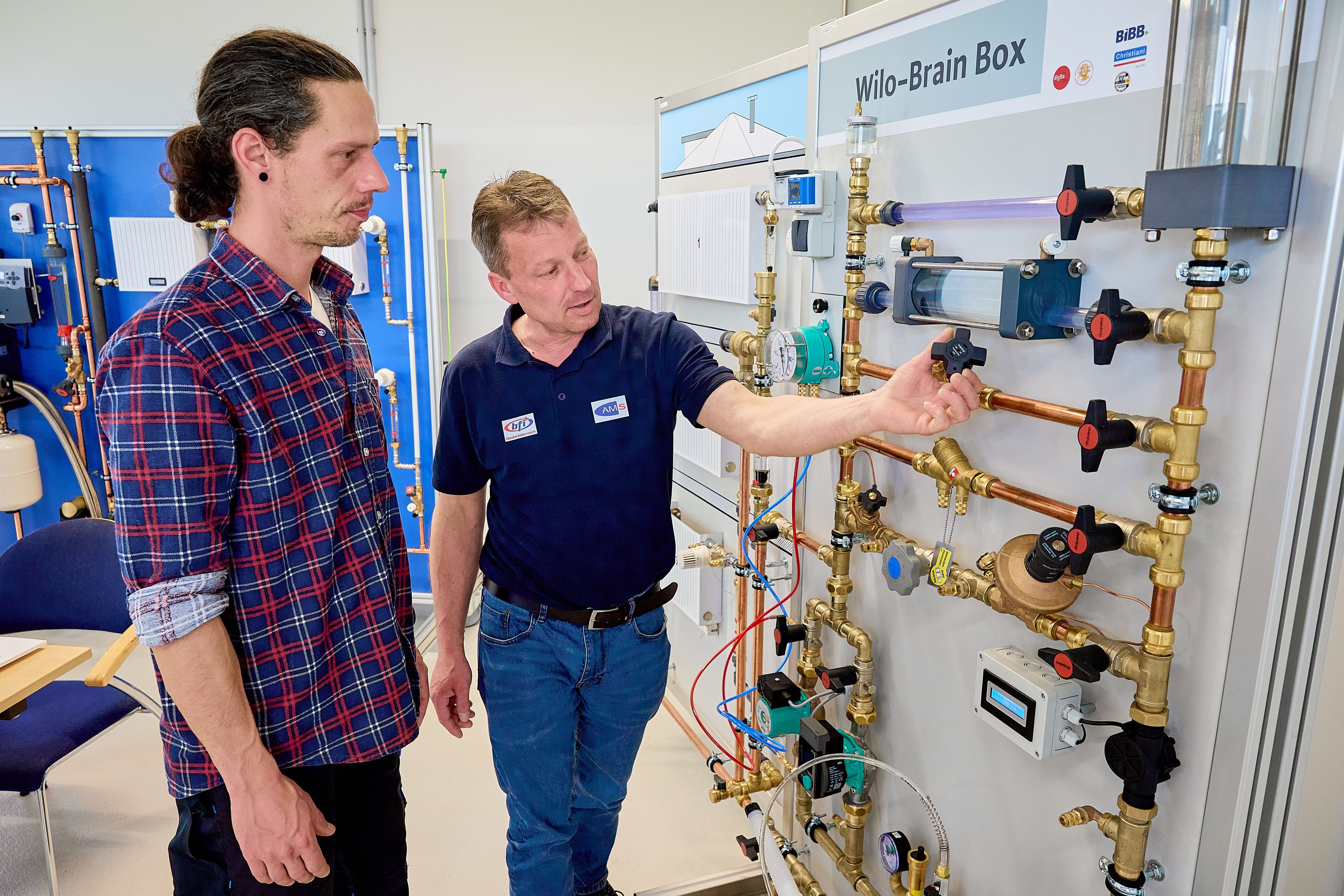 Alte und neue Heizungsanlagen, Wärmepumpen, Heizungsinstallationen und vieles mehr wird in den einzelnen Ausbildungsphasen vermittelt.