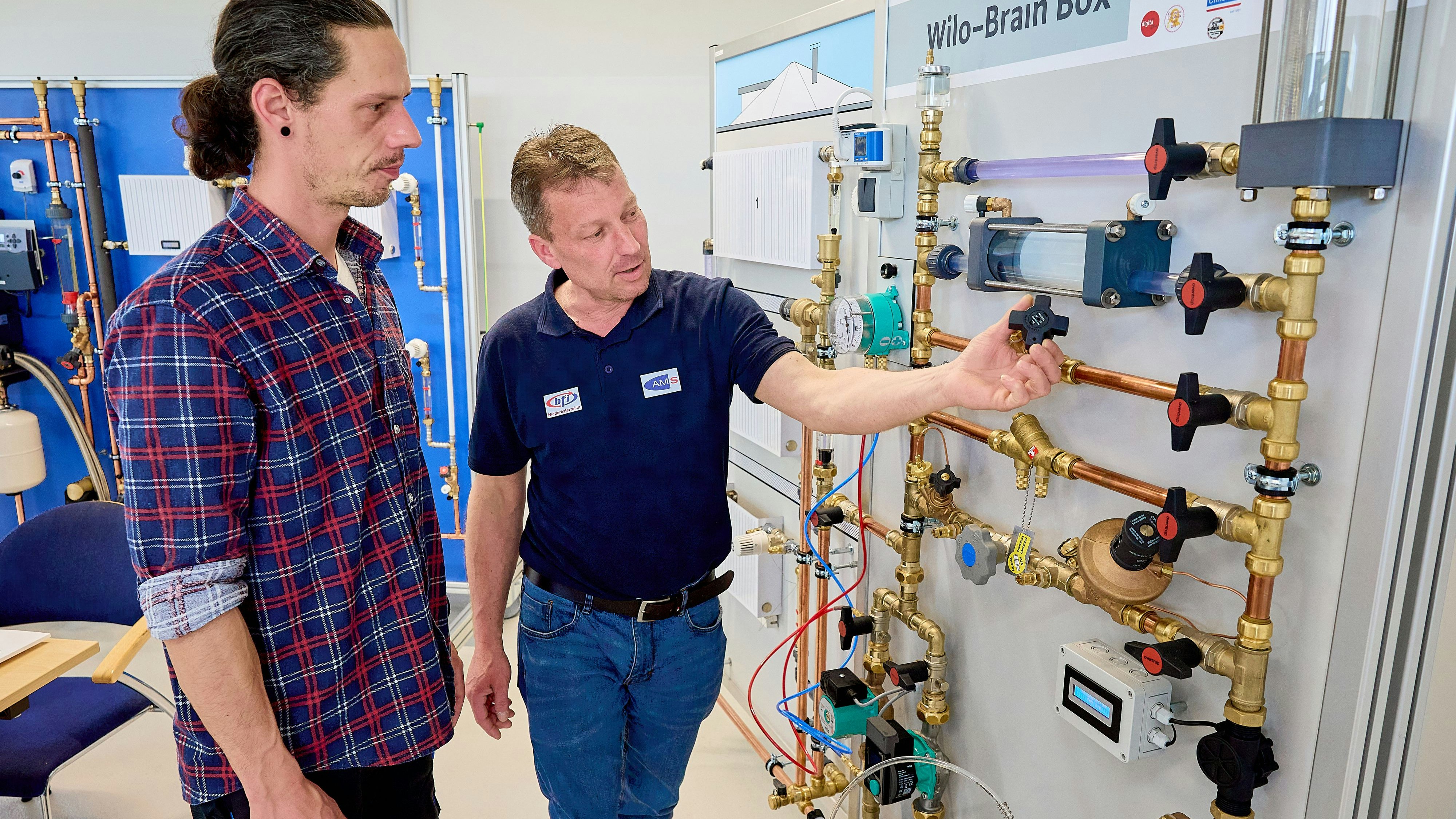 Alte und neue Heizungsanlagen, Wärmepumpen, Heizungsinstallationen und vieles mehr wird in den einzelnen Ausbildungsphasen vermittelt.