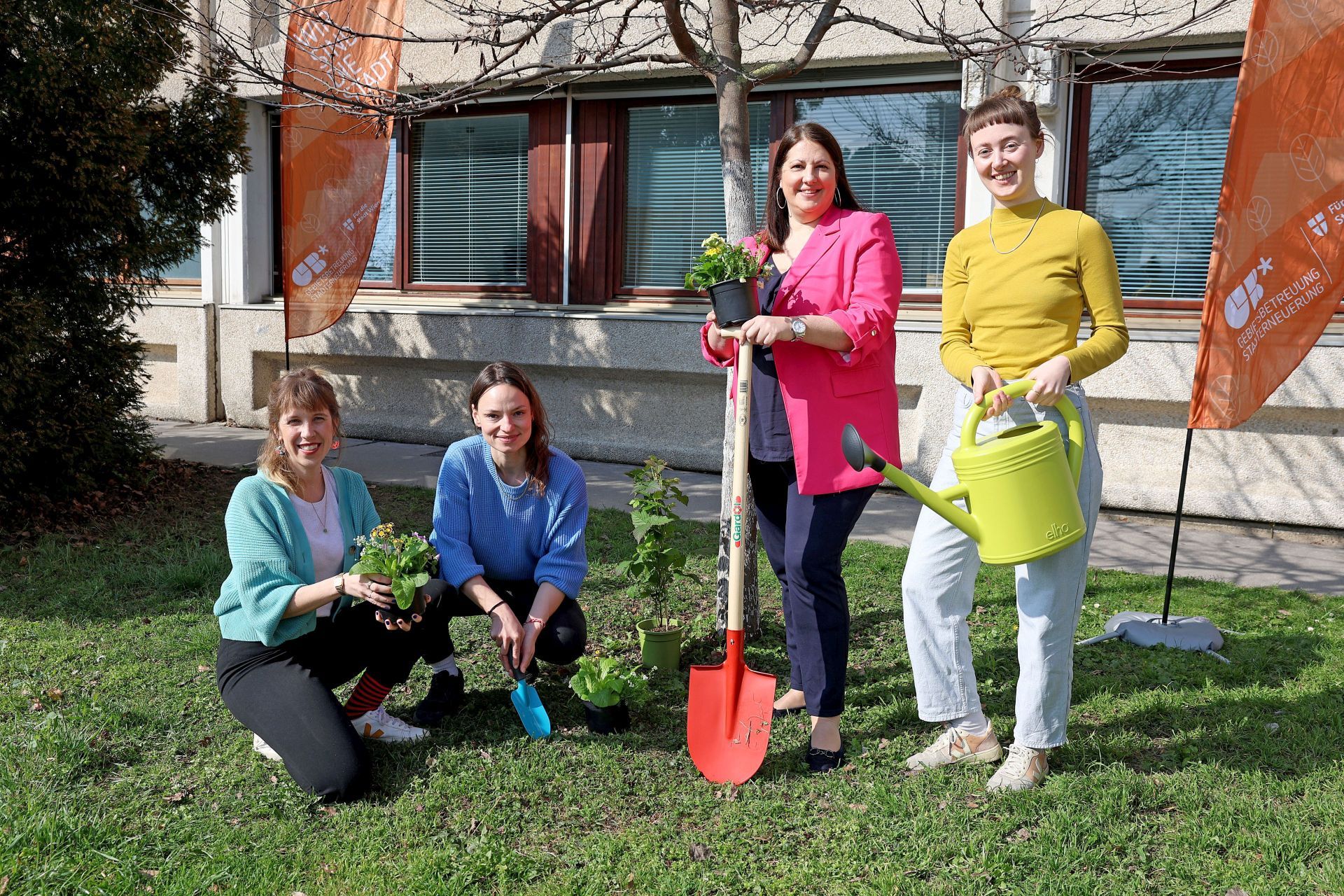 Vizebürgermeisterin Kathrin Gaál (3. von links) gibt gemeinsam mit Claudia Kurz (GB*, links), Magdalena Hubauer (GB*, 2. von links) und Linda Widmaier (GB*, rechts) den Startschuss die neue Gartel-Saison mit der GB* (Gebietsbetreuung Stadterneuerung).