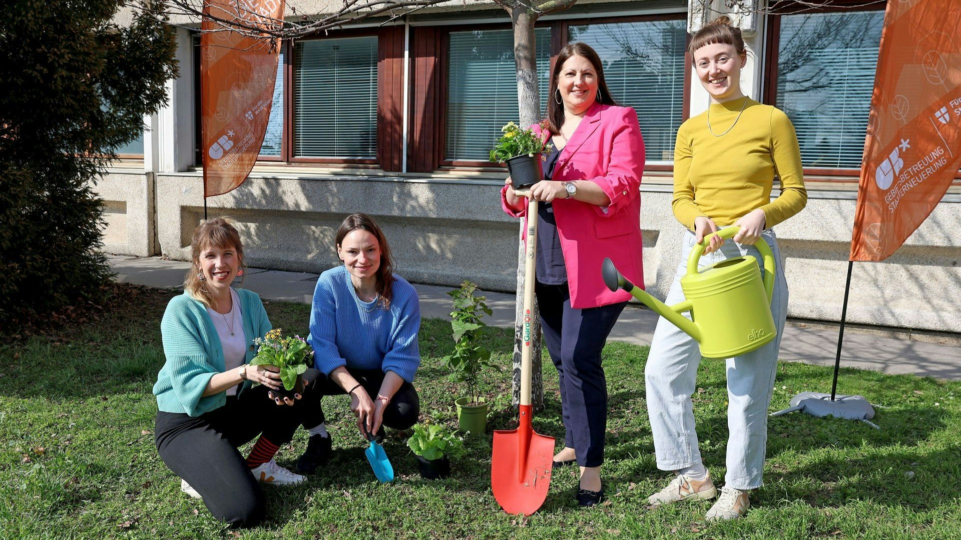 Vizebürgermeisterin Kathrin Gaál (3. von links) gibt gemeinsam mit Claudia Kurz (GB*, links), Magdalena Hubauer (GB*, 2. von links) und Linda Widmaier (GB*, rechts) den Startschuss die neue Gartel-Saison mit der GB* (Gebietsbetreuung Stadterneuerung).