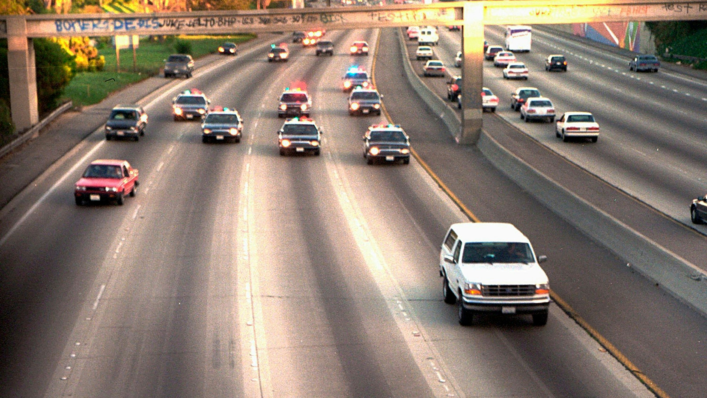 O.J. Simpson in seinem weißen Ford Bronco in L.A. auf der Flucht vor der Polizei