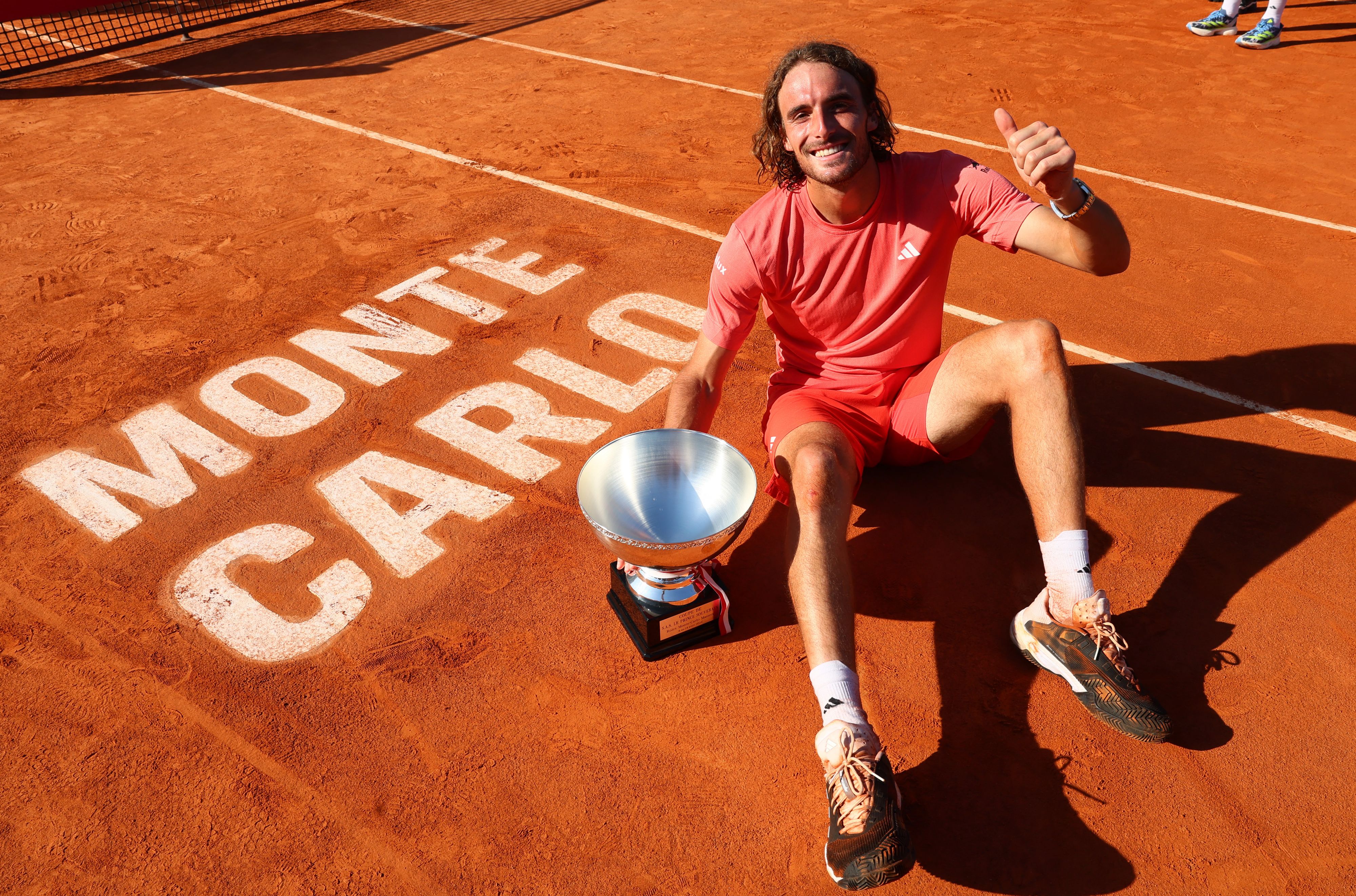 Stefanos Tsitsipas mit dem Monte-Carlo-Pokal