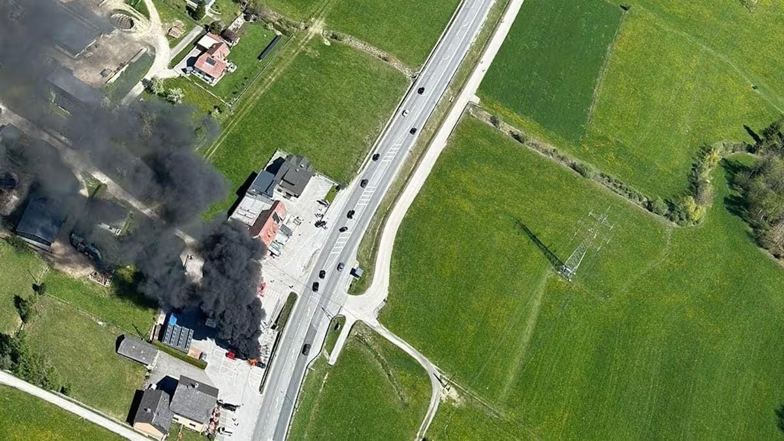 Die Fahrerin prallte mit ihrem Auto gegen den Betonsockel einer Raddurchfahrt, wodurch das Fahrzeug in die Höhe katapultiert wurde. In weiterer Folge schlug das Fahrzeug auf mehrere geparkte Fahrzeuge auf und fing sofort Feuer. Die Frau starb noch an der Unfallstelle.