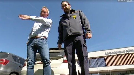 Zeuge Peter Schmoll (li.) zog den 79-Jährigen aus dem Auto