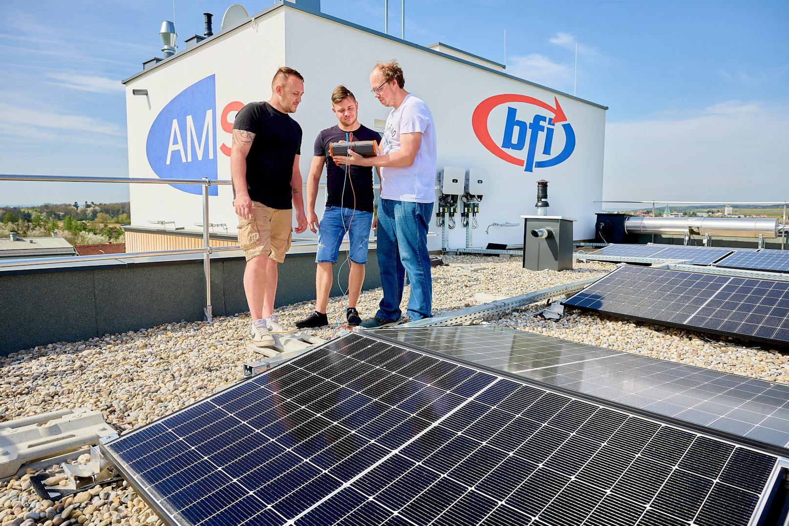 Energieerzeugung mittels Photovoltaik sowie die Installation und Wartung der Sonnenpaneele, Wechselrichter und Speicher ist hier Teil der Ausbildung.