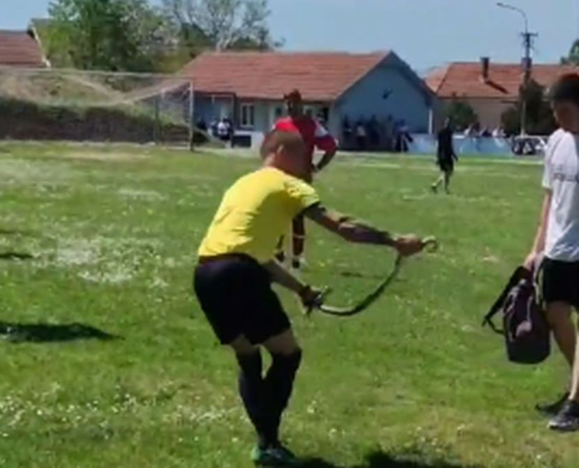 So eine rote Karte hatte dieser Schiedsrichter bislang auch noch nicht verteilt.