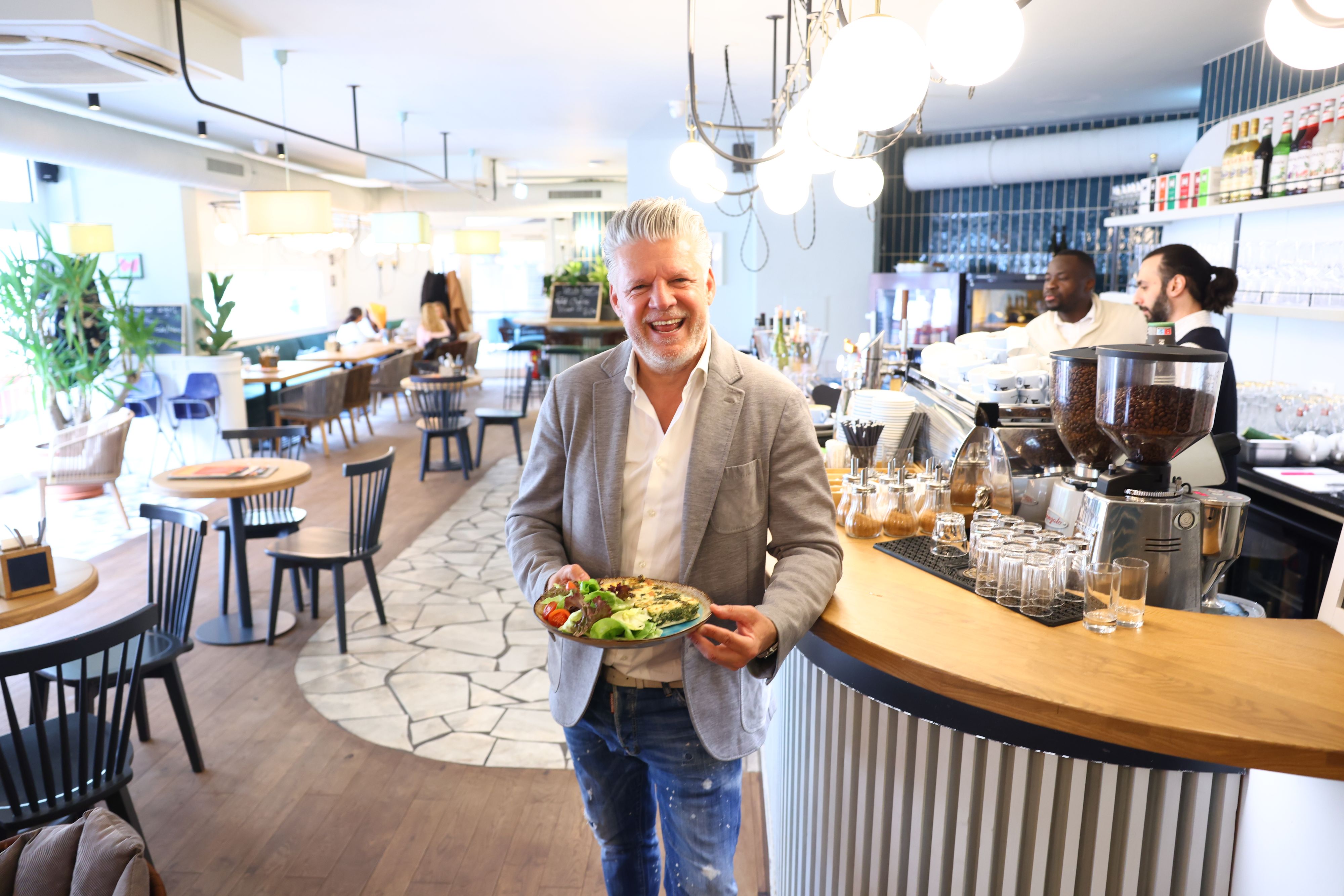 Zähne zeigen nach der Insolvenz: René Steindacher eröffnet ein neues Café Francais in Währing als Teil seines Sanierungskonzepts