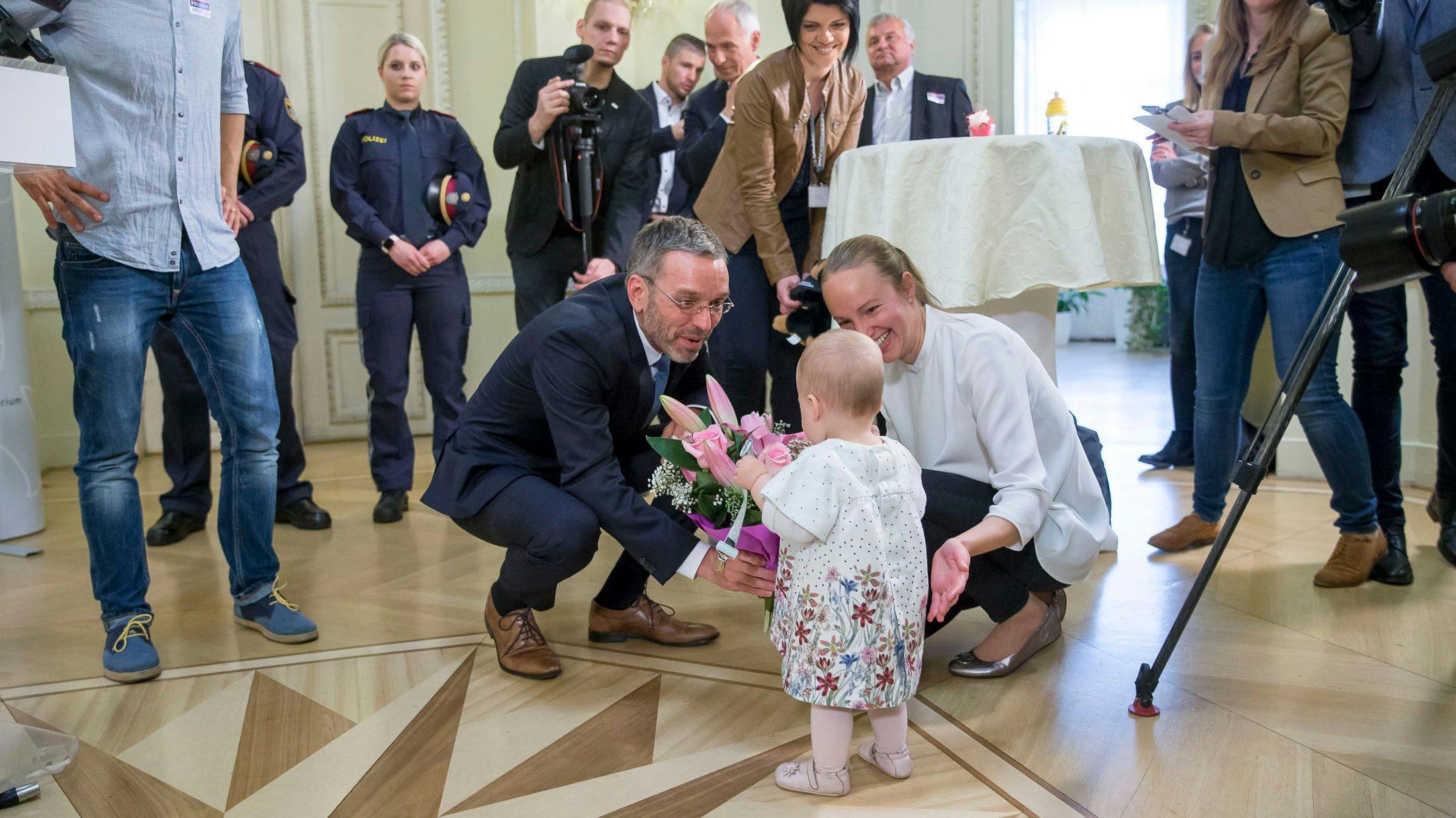 Innenminister Herbert Kickl ehrt 2019 Skispringer Andreas Kofler (mit Gattin Mirjam und Tochter Luise) und nimmt ihn in die Polizei auf