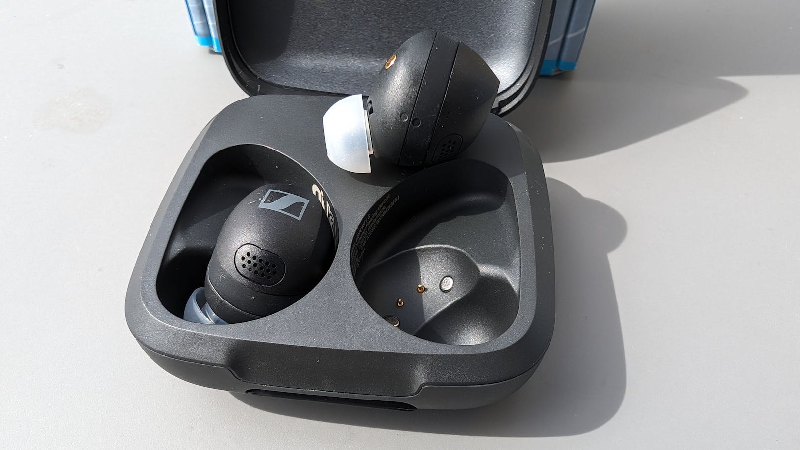 Zur Basisausstattung der neuen, kabellosen Kopfhörer – die per Bluetooth mit einer Sound-Quelle wie einem Smartphone oder Tablet gekoppelt werden – ...