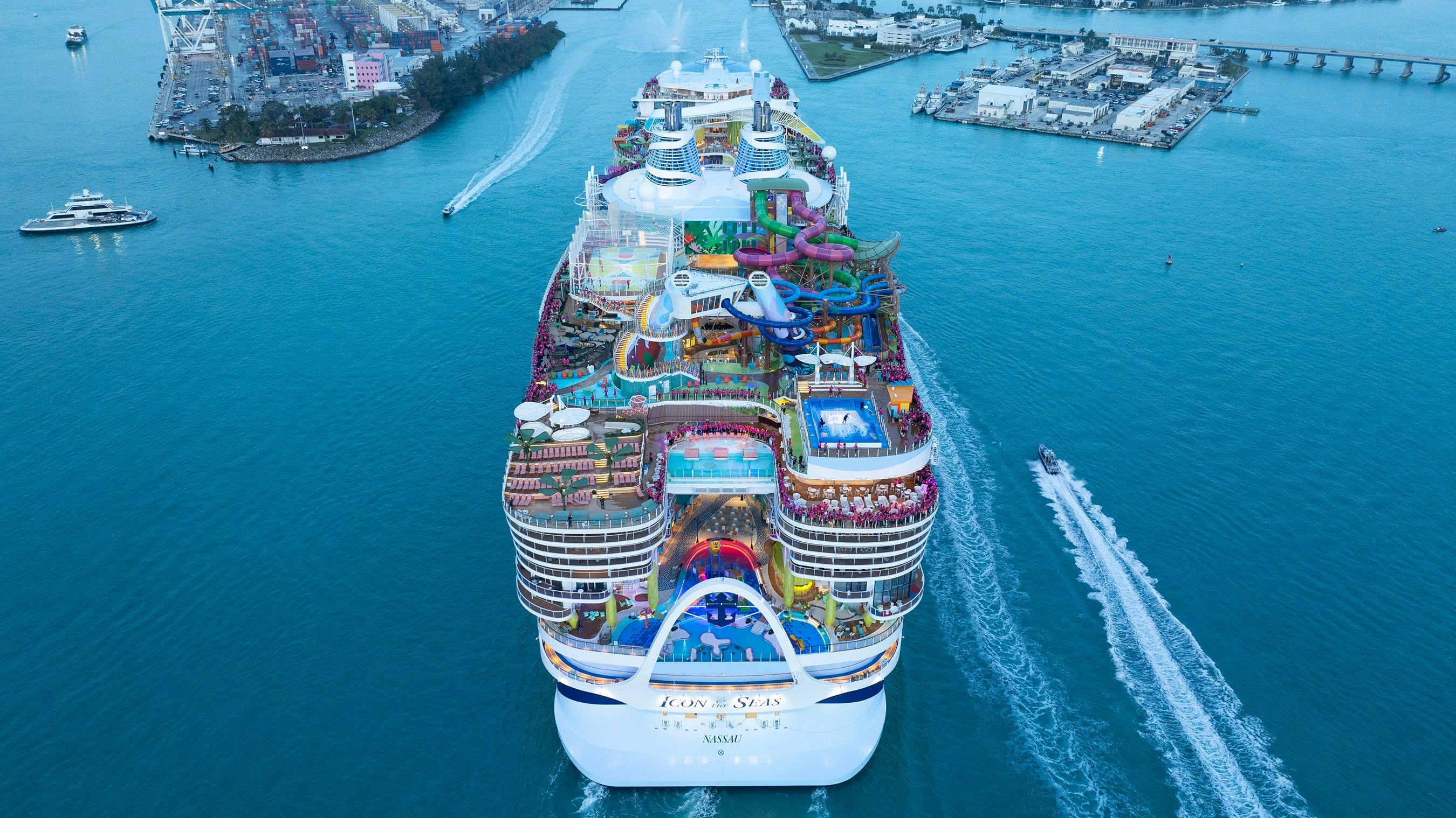 Das Schiff kann bis zu 7.600 Passagiere aufnehmen und hat 2.350 Besatzungsmitglieder