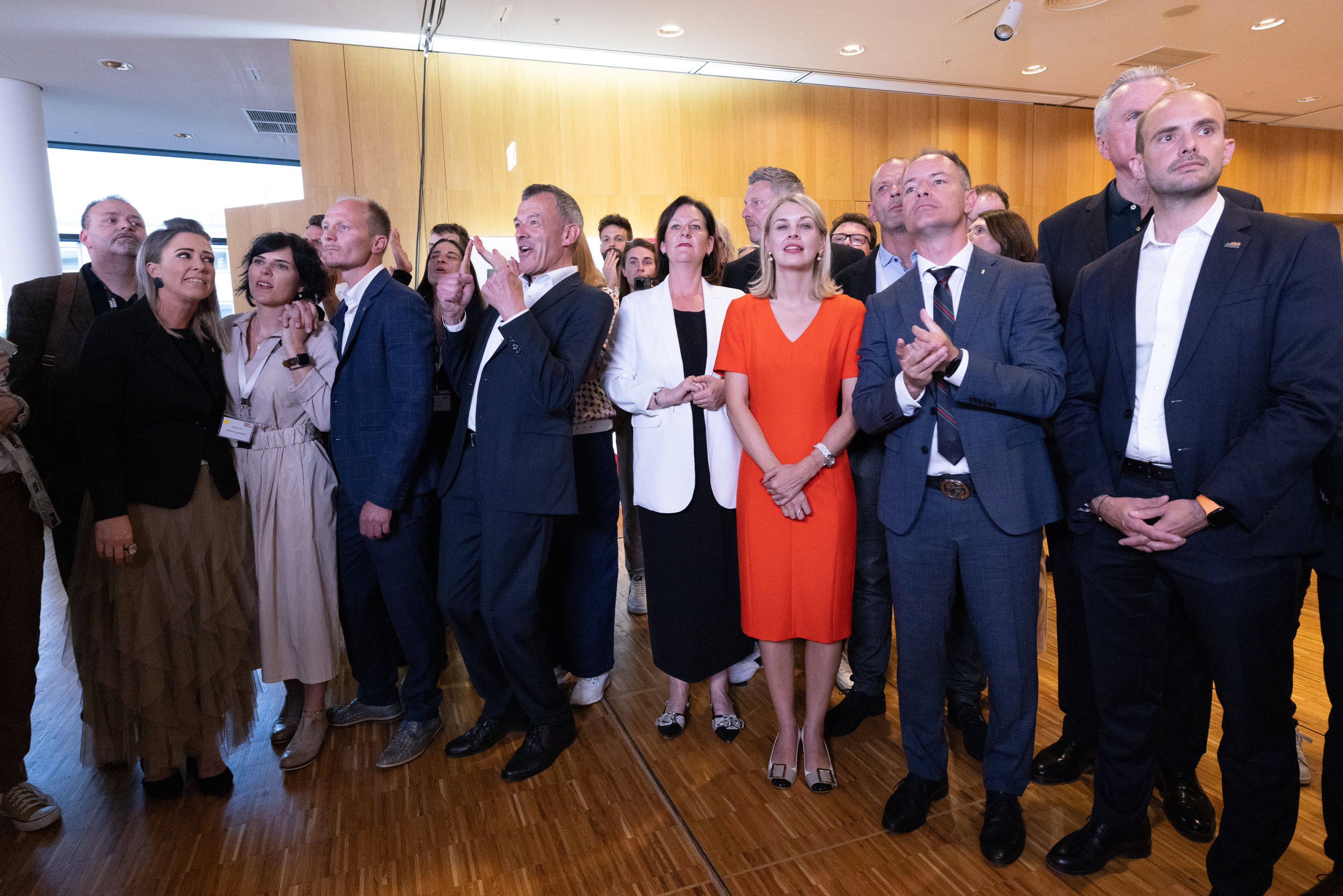 im Bild v.l.: Hannes Anzengruber (Ja - Jetzt Innsbruck), Georg Willi (die Grünen), Andrea Haselwanter-Schneider (Liste Fritz), Elli Mayr (SPÖ), Markus Lassenberger (FPÖ) und Florian Tursky (das neue Innsbruck, ÖVP).