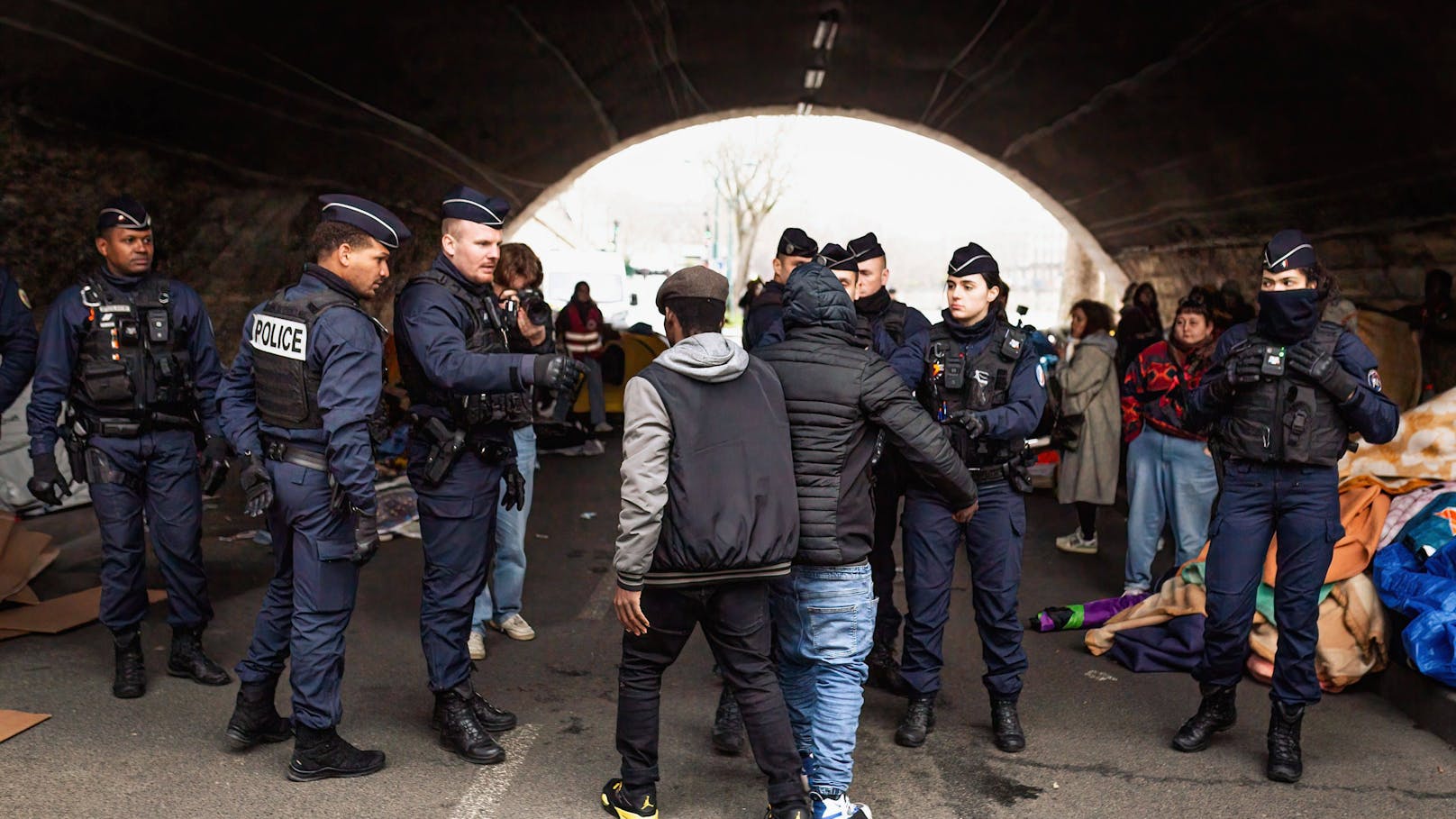 Polizeieinsatz am Ufer der Seine am 6. März dieses Jahres - rund 400 Obdachlose, überwiegend Migranten, werden offiziell wegen Hochwassergefahr evakuiert.