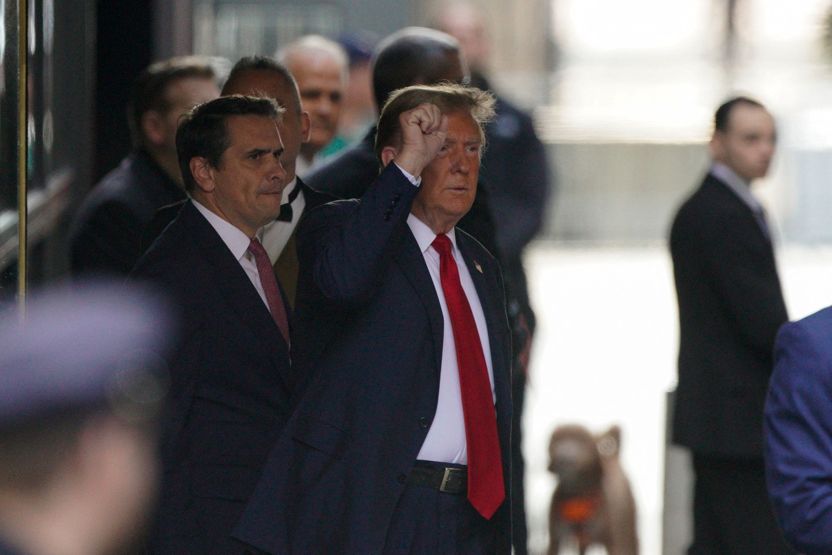 Donald Trump, als erster ehemaliger Präsident in der US-Geschichte, steht einem Strafprozess gegenüber.