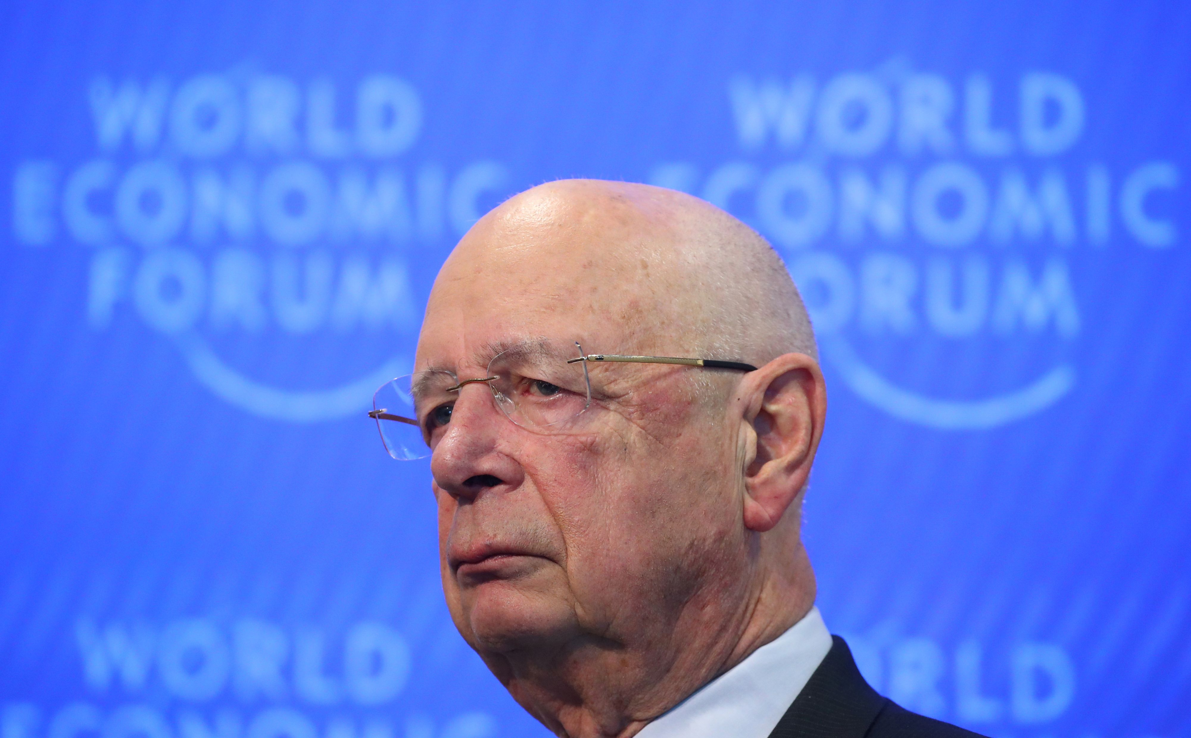 Auf Social Media kursiert die Behauptung, WEF-Gründer Klaus Schwab sei im Spital. Manche Userinnen und User geben sogar an, er sei schwer krank. Stimmt nicht, sagt das WEF.