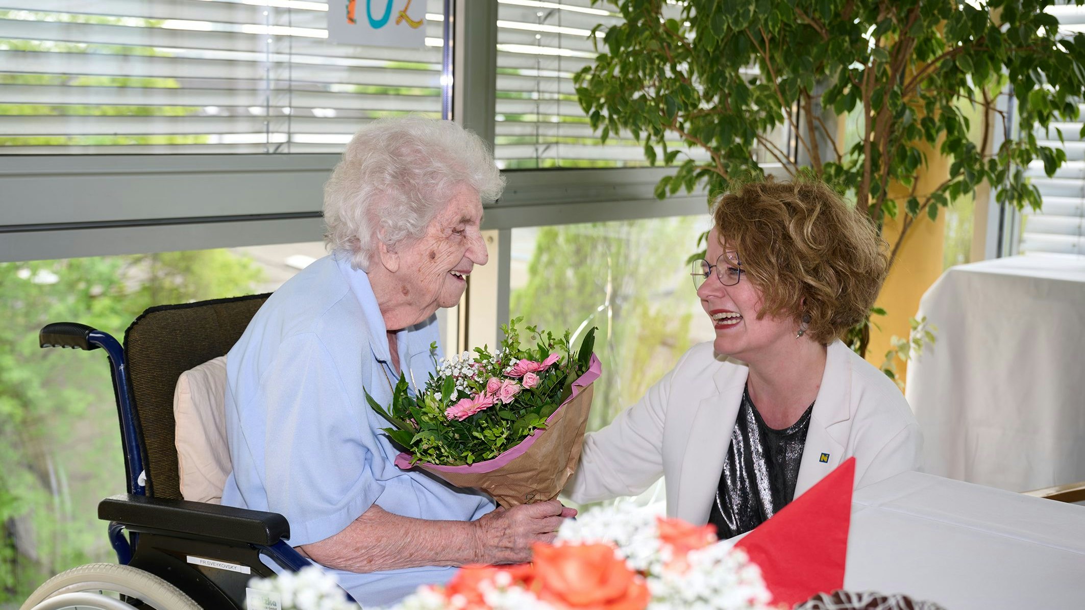Lucia Svejkovsky und Senioren-Landesrätin Christiane Teschl-Hofmeister 