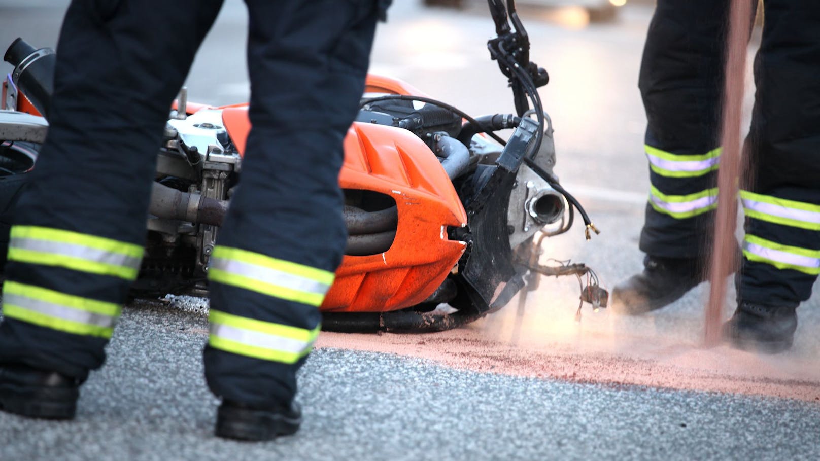 Bike fängt nach Crash Feuer – Lenker schwer verletzt