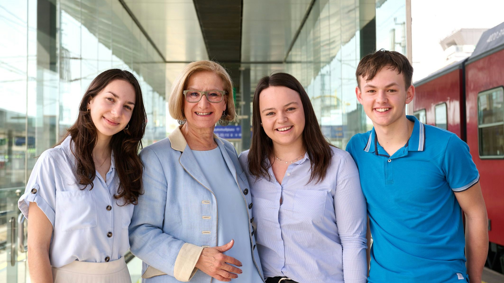 Landeshauptfrau Johanna Mikl-Leitner mit Helena Sokic, Stefanie Kern und Josef Kern