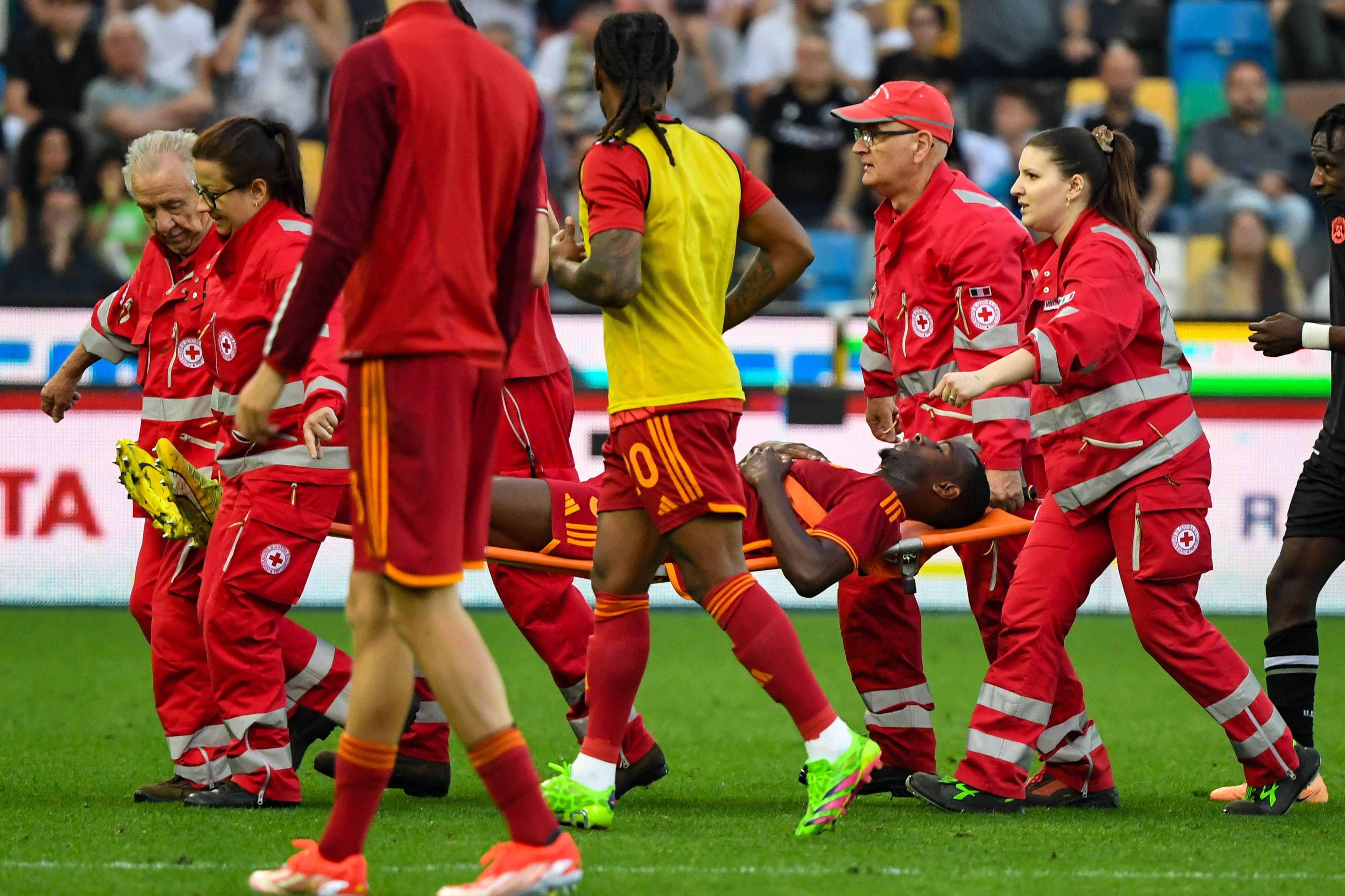 Ndicka wird von Sanitätern abtransportiert.